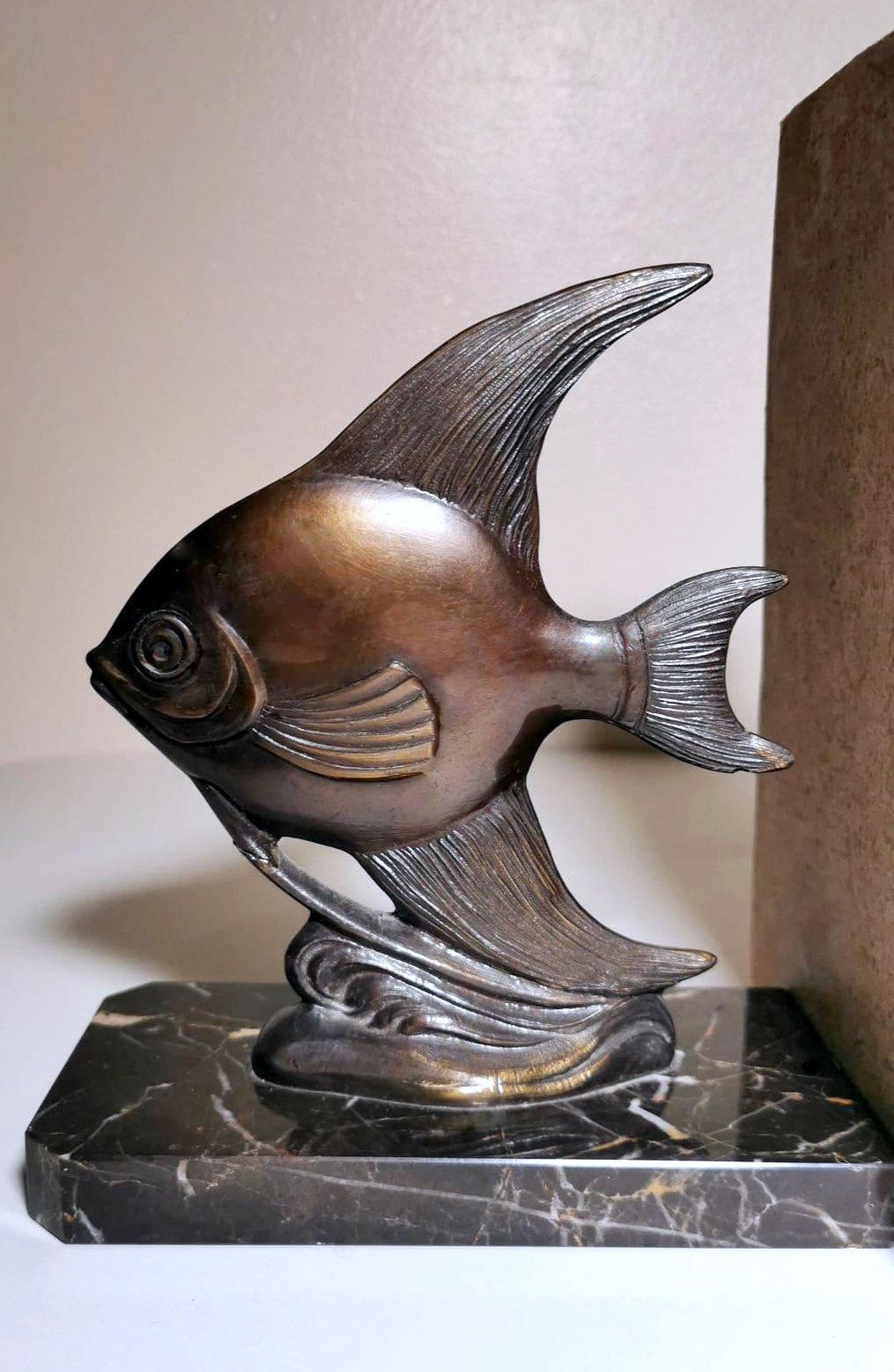 Art Deco Pair of French Spelter Bookends in Fish Shape and Marquinia Marble Base For Sale 6