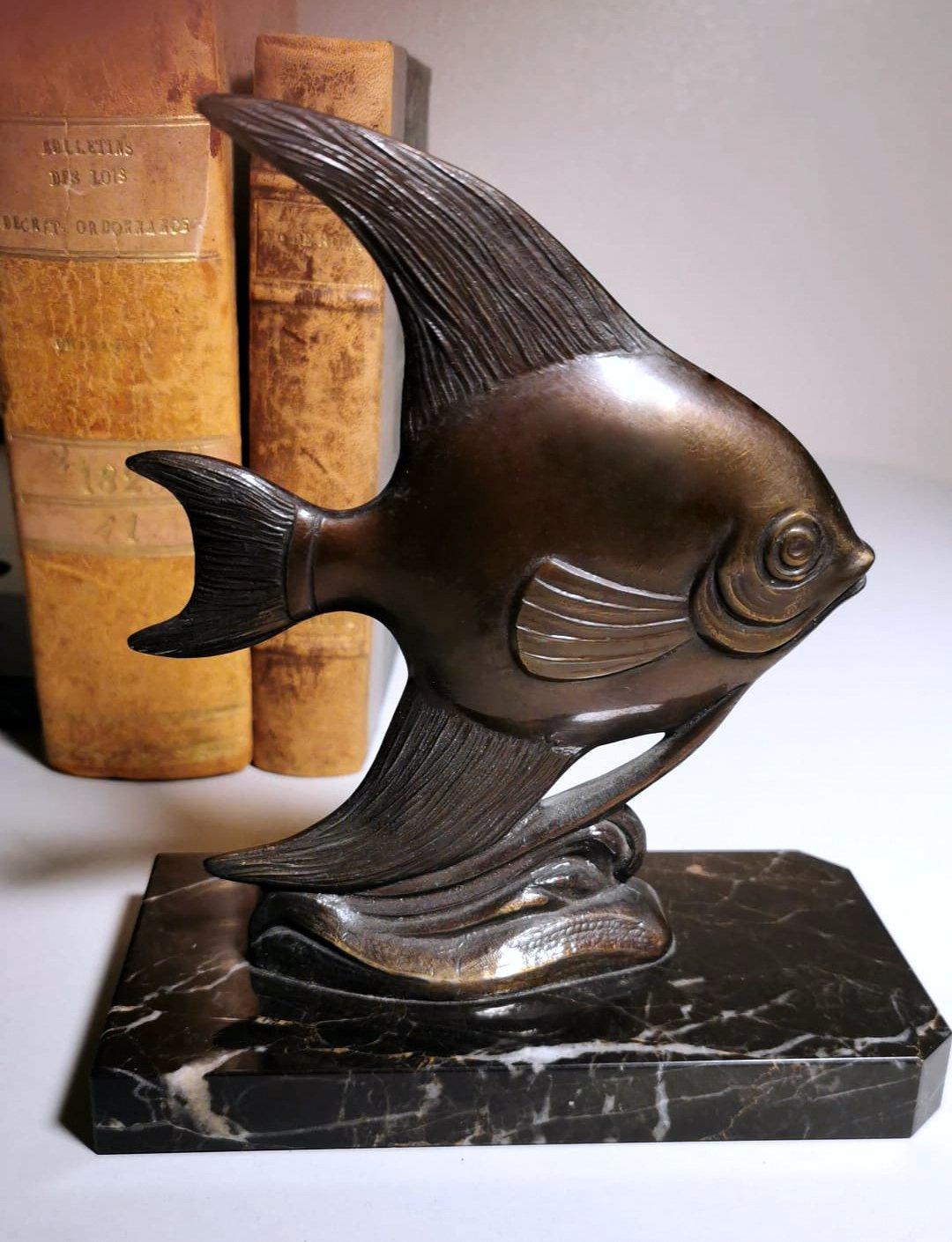 Art Deco Pair of French Spelter Bookends in Fish Shape and Marquinia Marble Base For Sale 6