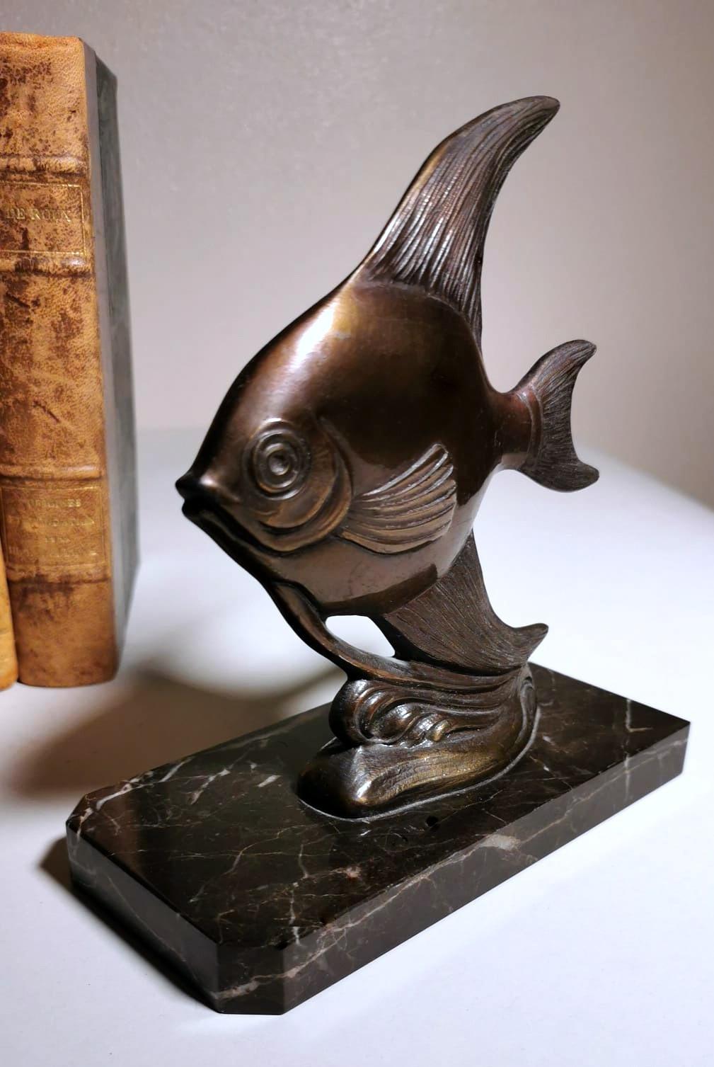 Art Deco Pair of French Spelter Bookends in Fish Shape and Marquinia Marble Base For Sale 9