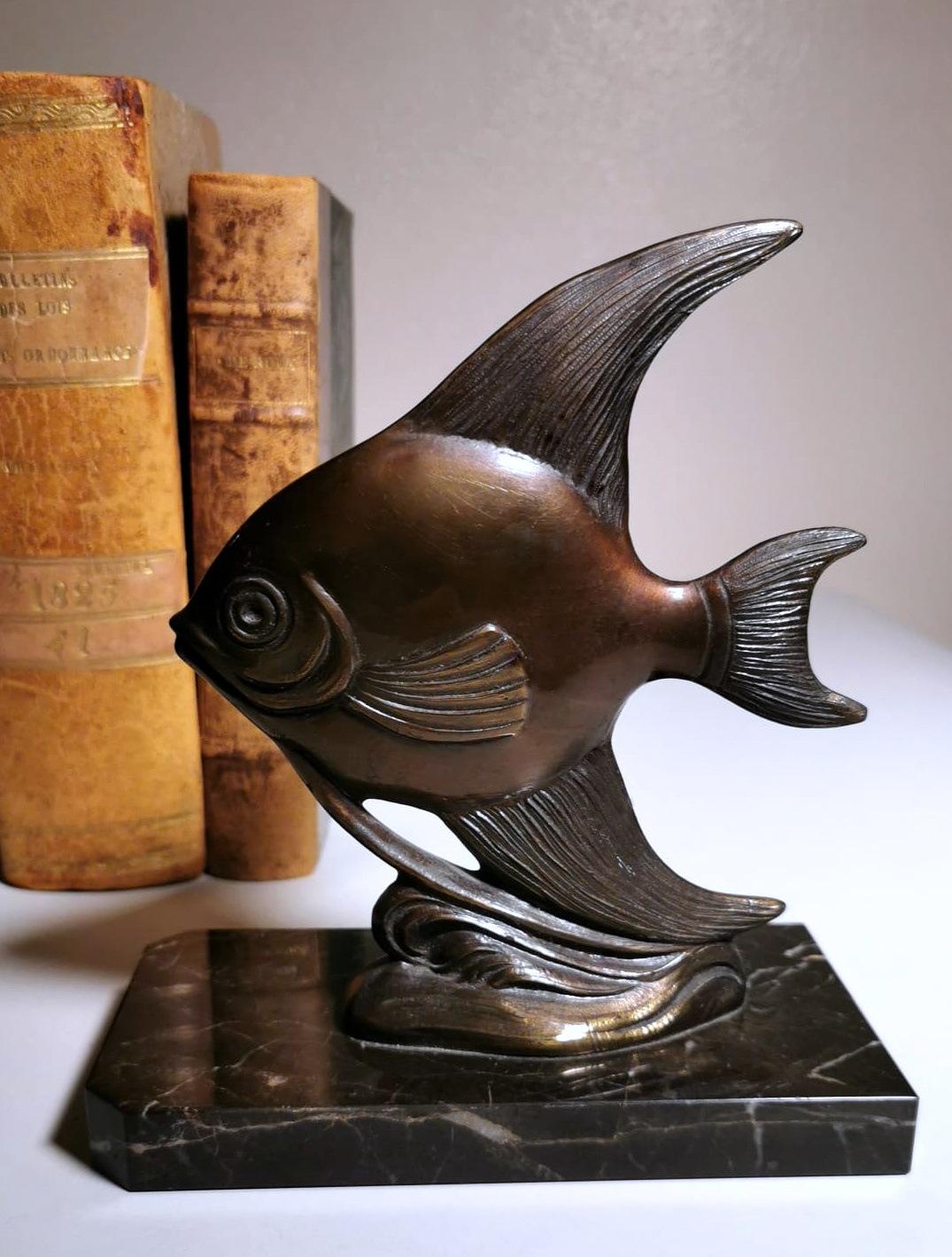 Art Deco Pair of French Spelter Bookends in Fish Shape and Marquinia Marble Base For Sale 10