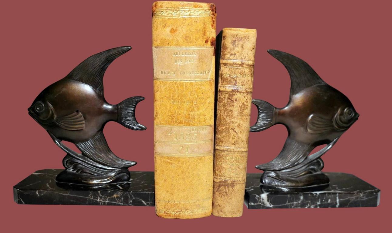 We kindly suggest you read the whole description, because with it we try to give you detailed technical and historical information to guarantee the authenticity of our objects.
Original and rare pair of bookends in Art Deco style; the design is