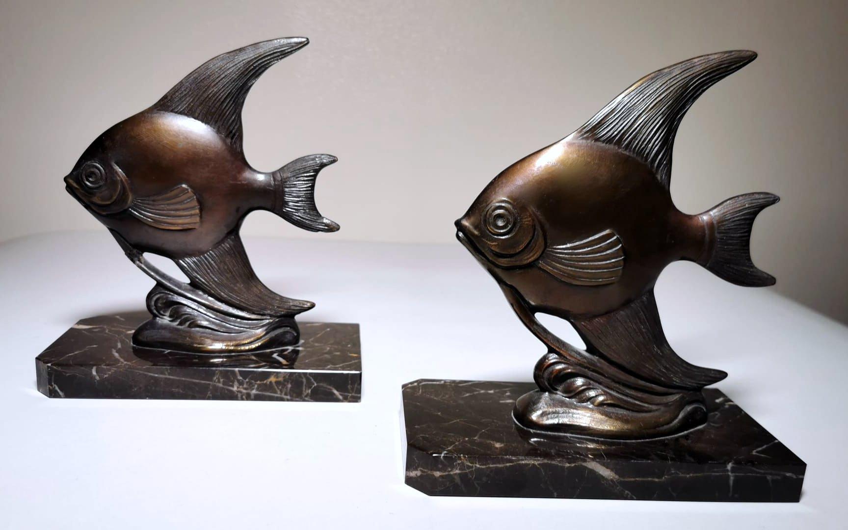 20th Century Art Deco Pair of French Spelter Bookends in Fish Shape and Marquinia Marble Base For Sale