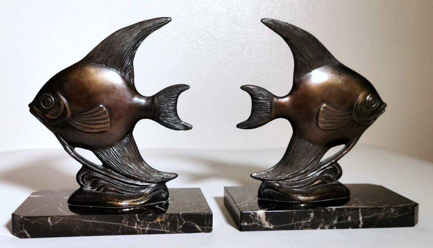 Art Deco Pair of French Spelter Bookends in Fish Shape and Marquinia Marble Base For Sale 1