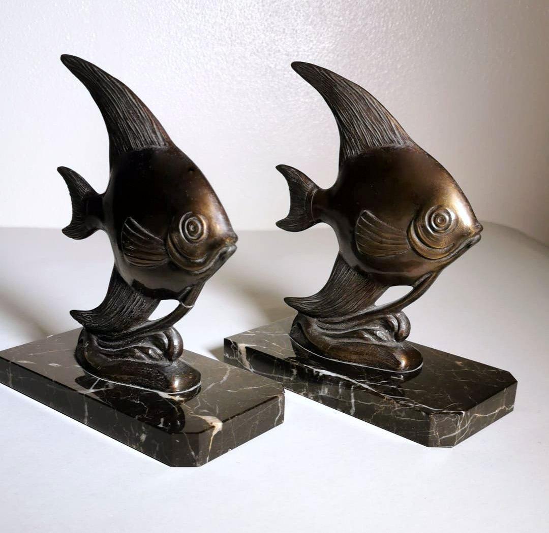 Art Deco Pair of French Spelter Bookends in Fish Shape and Marquinia Marble Base For Sale 2