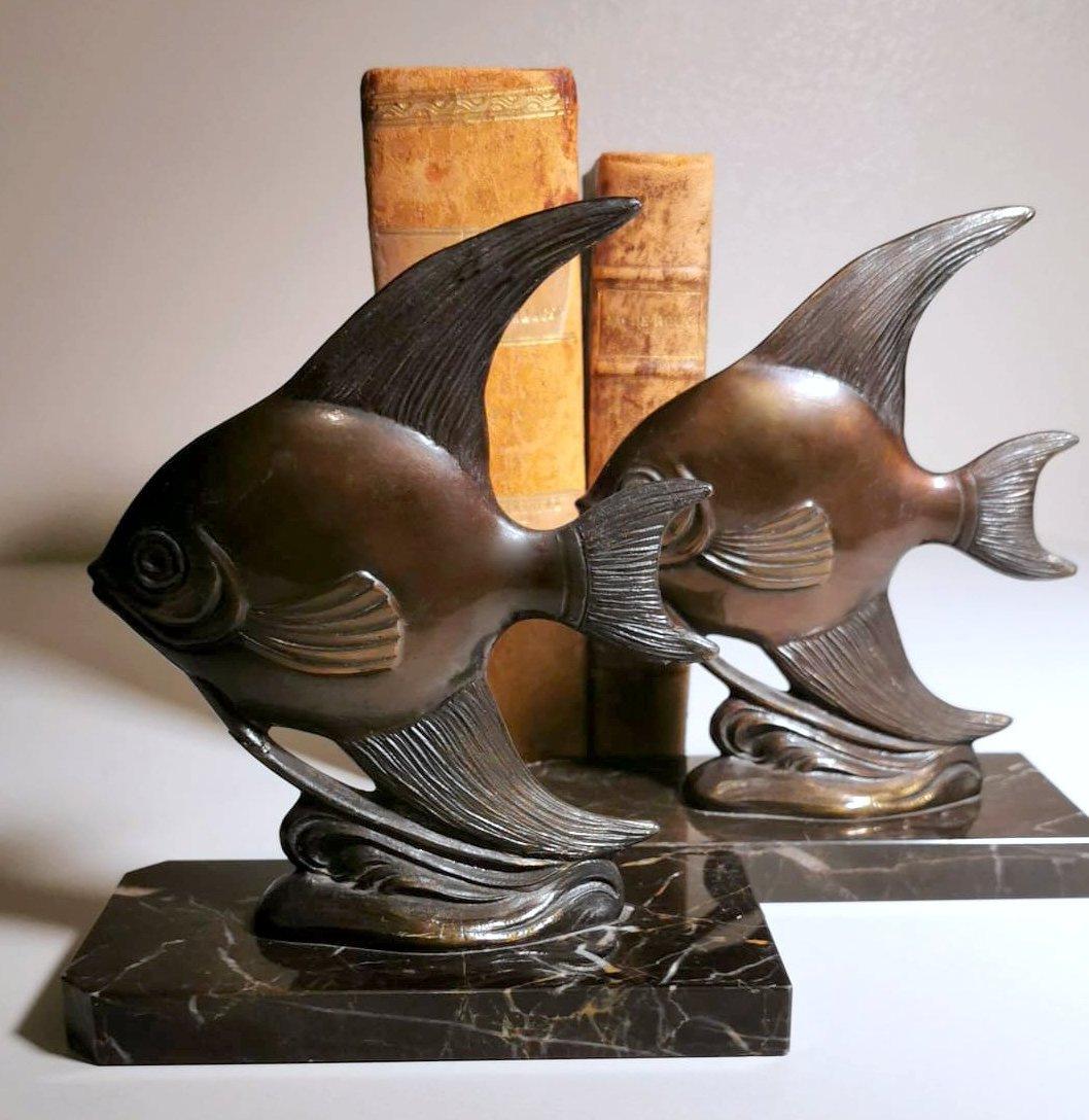 Art Deco Pair of French Spelter Bookends in Fish Shape and Marquinia Marble Base For Sale 3