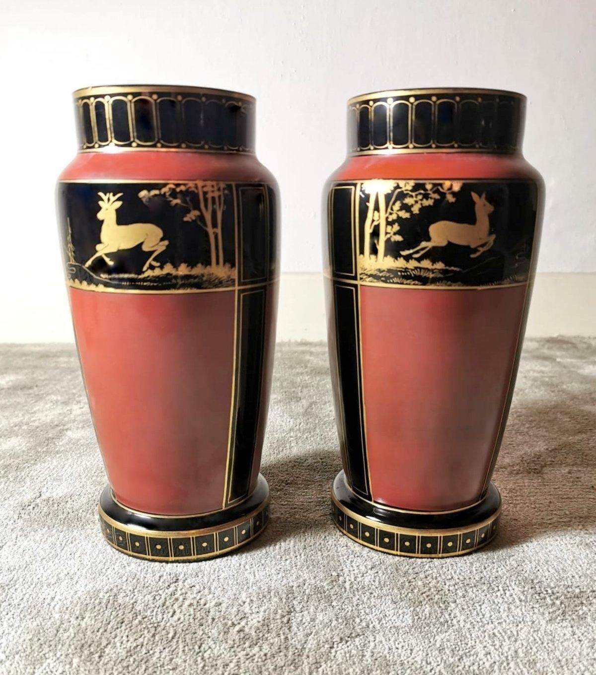 We kindly suggest you read the whole description, because with it we try to give you detailed technical and historical information to guarantee the authenticity of our objects.
Wonderful pair of Art Deco vases in shiny black opaline glass; the