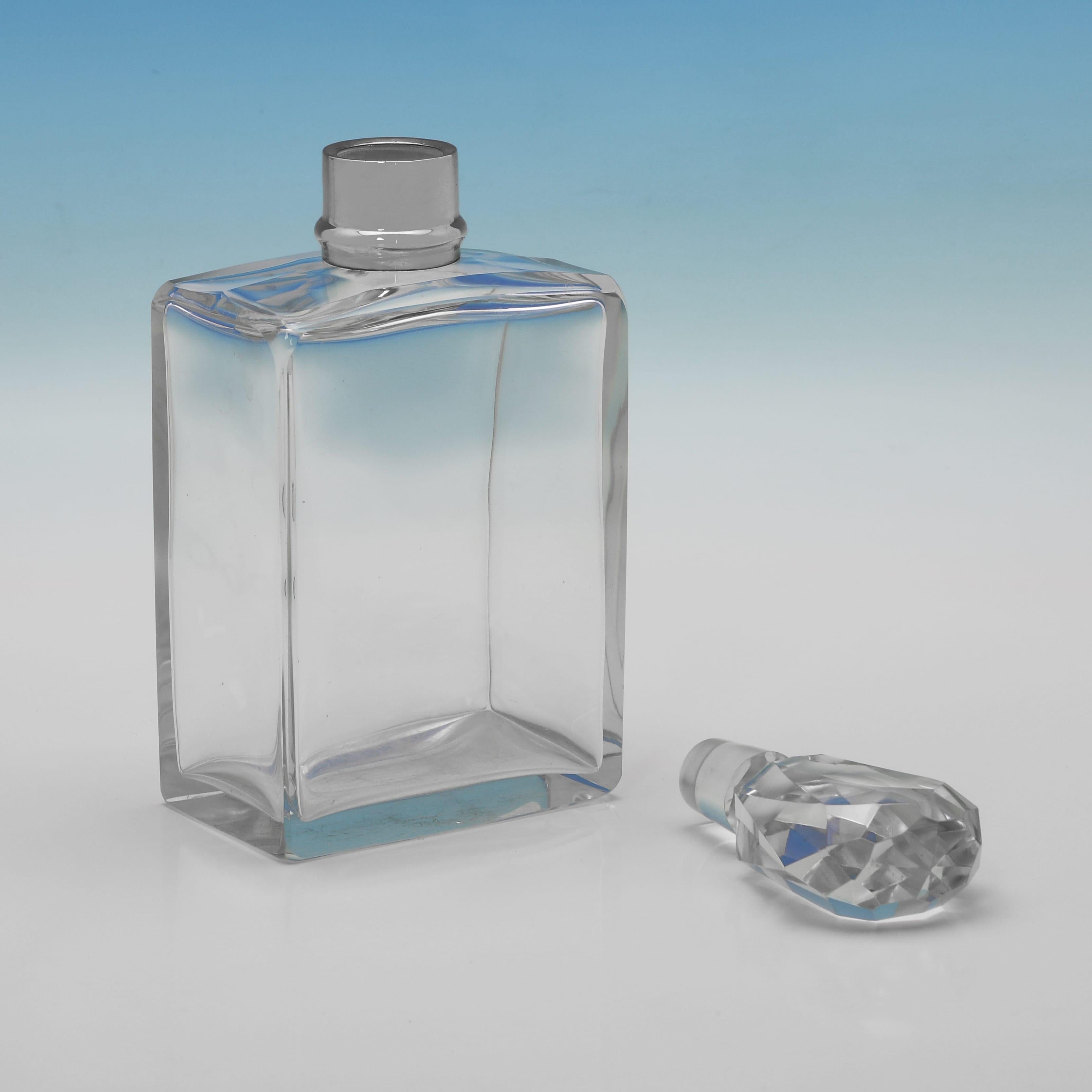 Art Déco Coppia di decanter in vetro e argento sterling in stile Art déco di Hukin and Heath 1921 in vendita