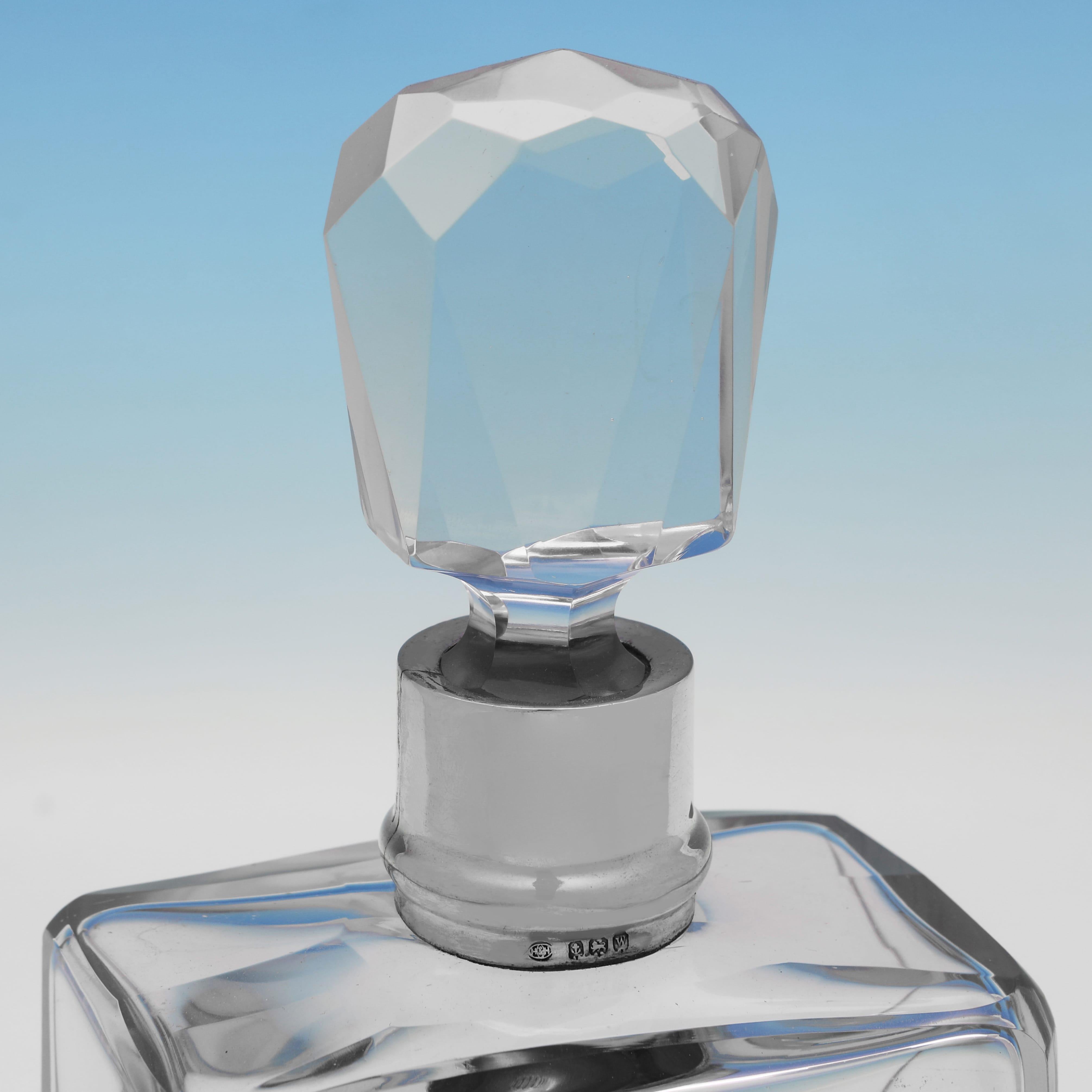 Inglese Coppia di decanter in vetro e argento sterling in stile Art déco di Hukin and Heath 1921 in vendita