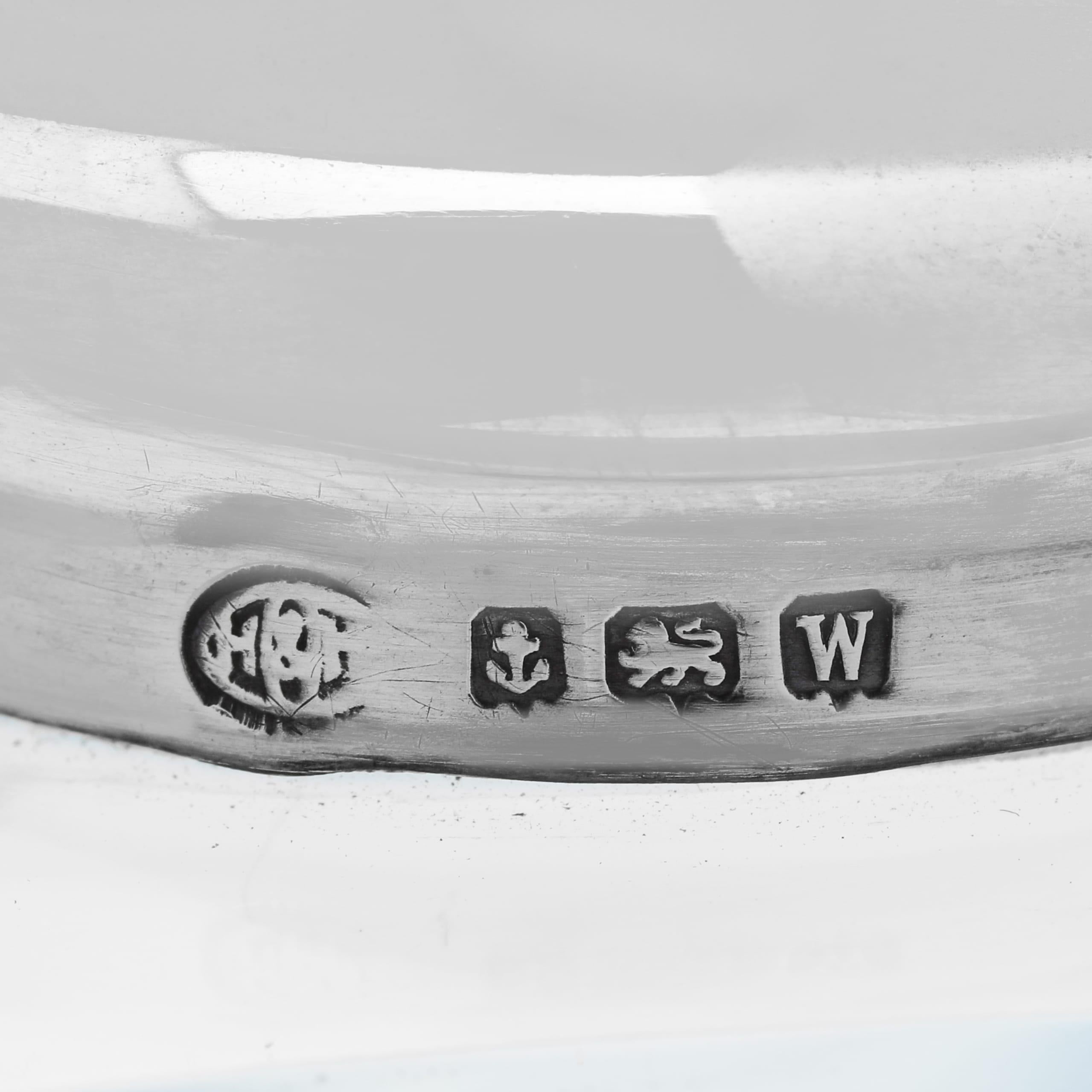 Coppia di decanter in vetro e argento sterling in stile Art déco di Hukin and Heath 1921 In condizioni buone in vendita a London, London