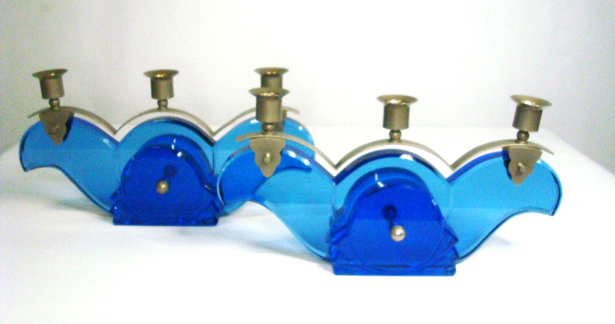 Coppia di vetri Art Deco  Portacandele / Candelabri c1930.
Il vetro blu vibrante e i portacandele metallici creano un contrasto audace, rendendolo un oggetto d'arredo davvero unico. Ha quasi l'aria di un'arte astratta e moderna, una fusione di