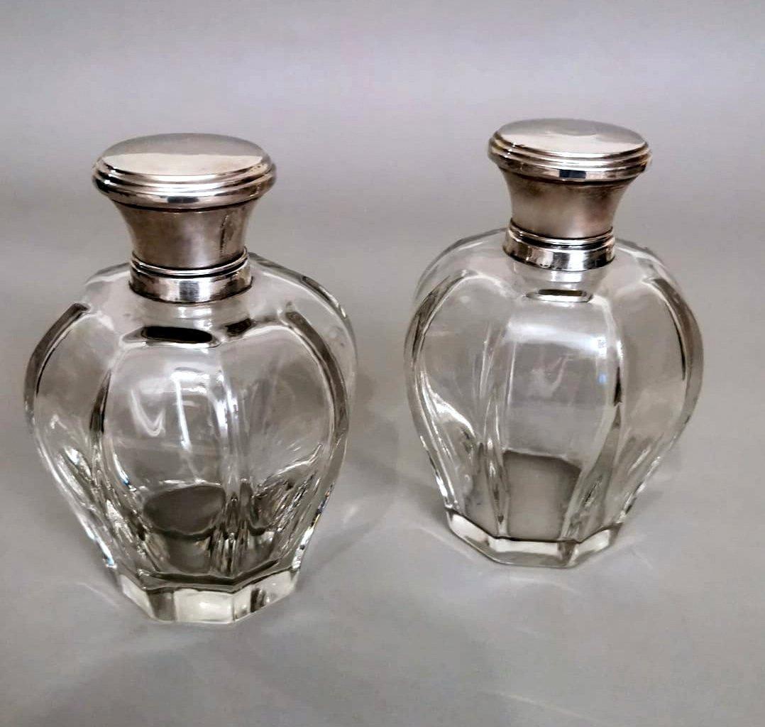 We kindly suggest you read the whole description, because with it we try to give you detailed technical and historical information to guarantee the authenticity of our objects.
Simple but fascinating pair of toiletry bottles; crystal with a lead
