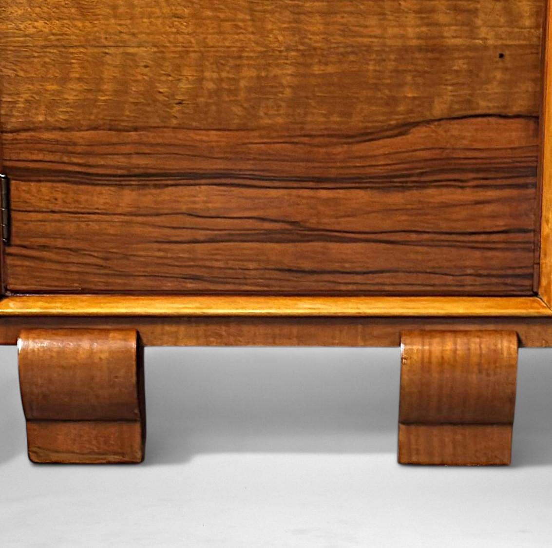 Art Deco Pair Of Italian Nightstands For Sale 13