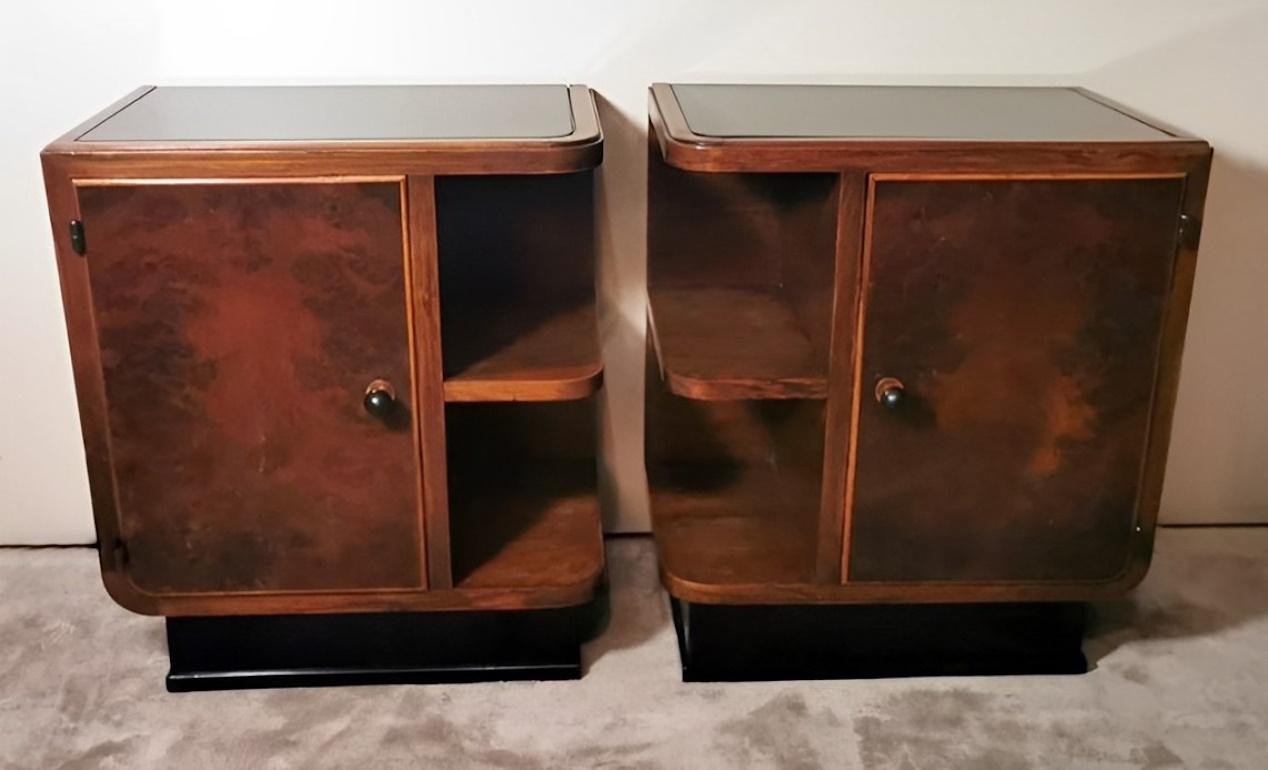 We kindly suggest you read the whole description, as with it we try to give you detailed technical and historical information to guarantee the authenticity of our objects.  Peculiar and interesting pair of Italian bedside tables in walnut burl; for