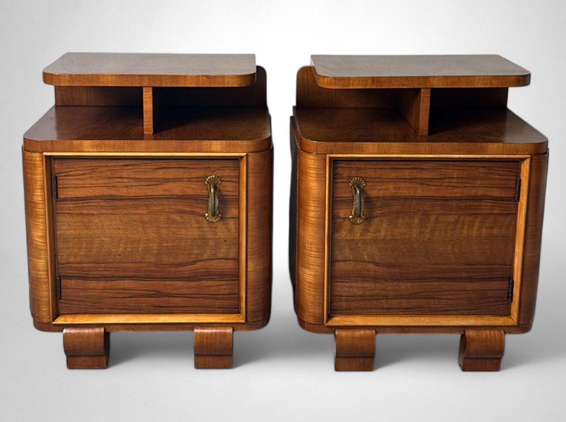 Hand-Crafted Art Deco Pair Of Italian Nightstands For Sale