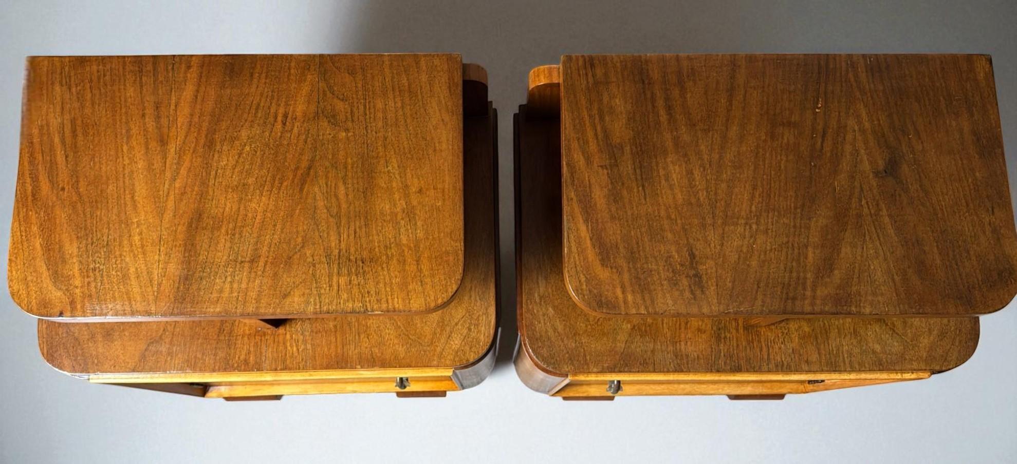 Art Deco Pair Of Italian Nightstands For Sale 1