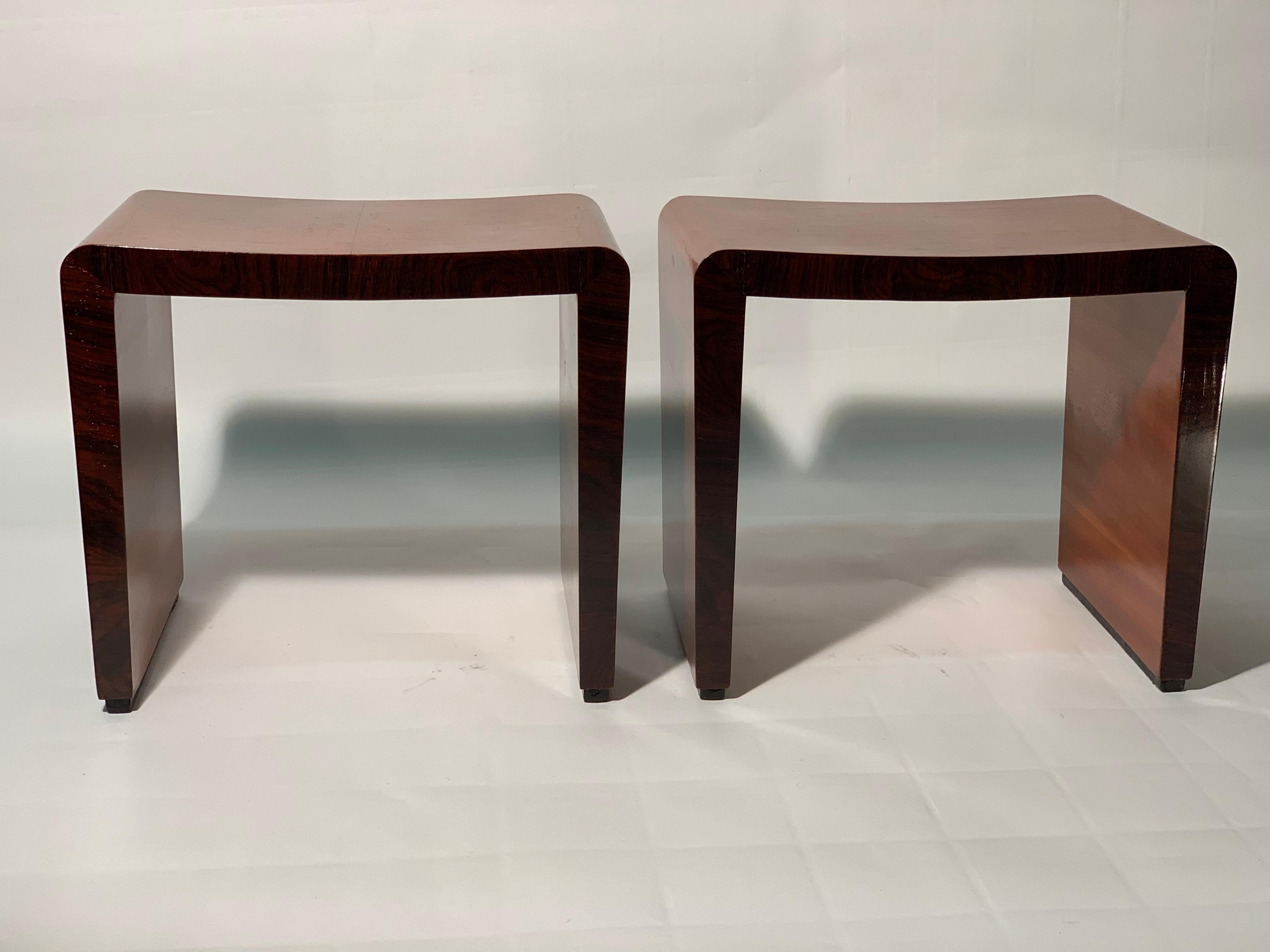 Italian elegant 1930s Art deco pair of U-shaped upside-down stools built with a beautiful walnut root and edged on the front with precious dark exotic wood.
Meroni and Fossati Italy, 1930s midcentury.
   