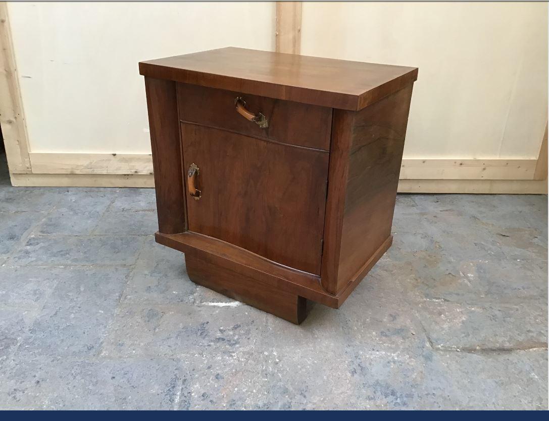 Art Deco Pair of Italian Walnut Nightstands, 1940s In Good Condition In Florence, IT