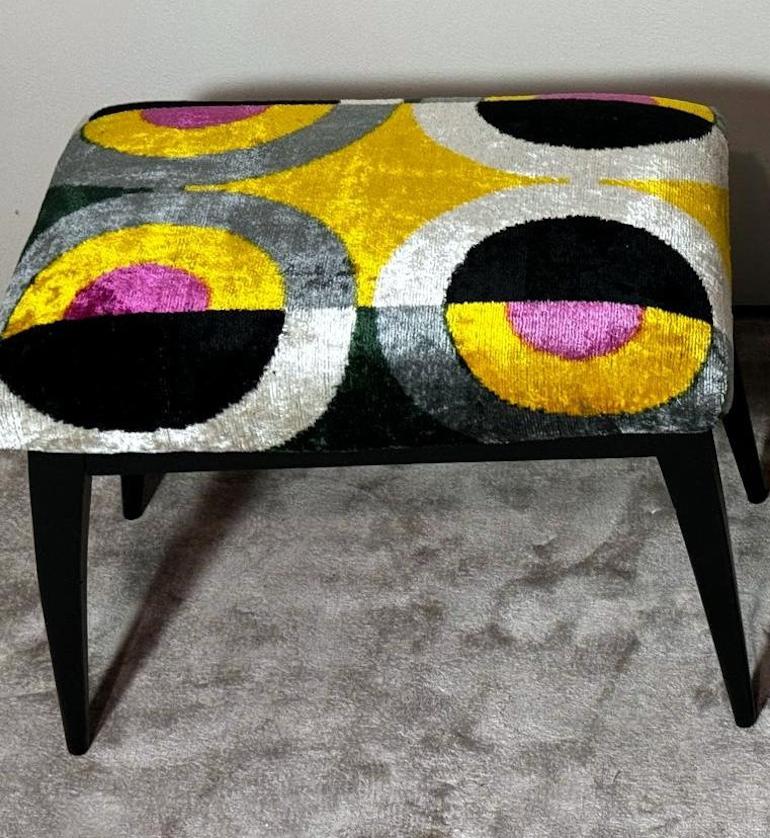 Mid Century Paar italienische Holz und Seide Samt Ikat Bänke im Angebot 4