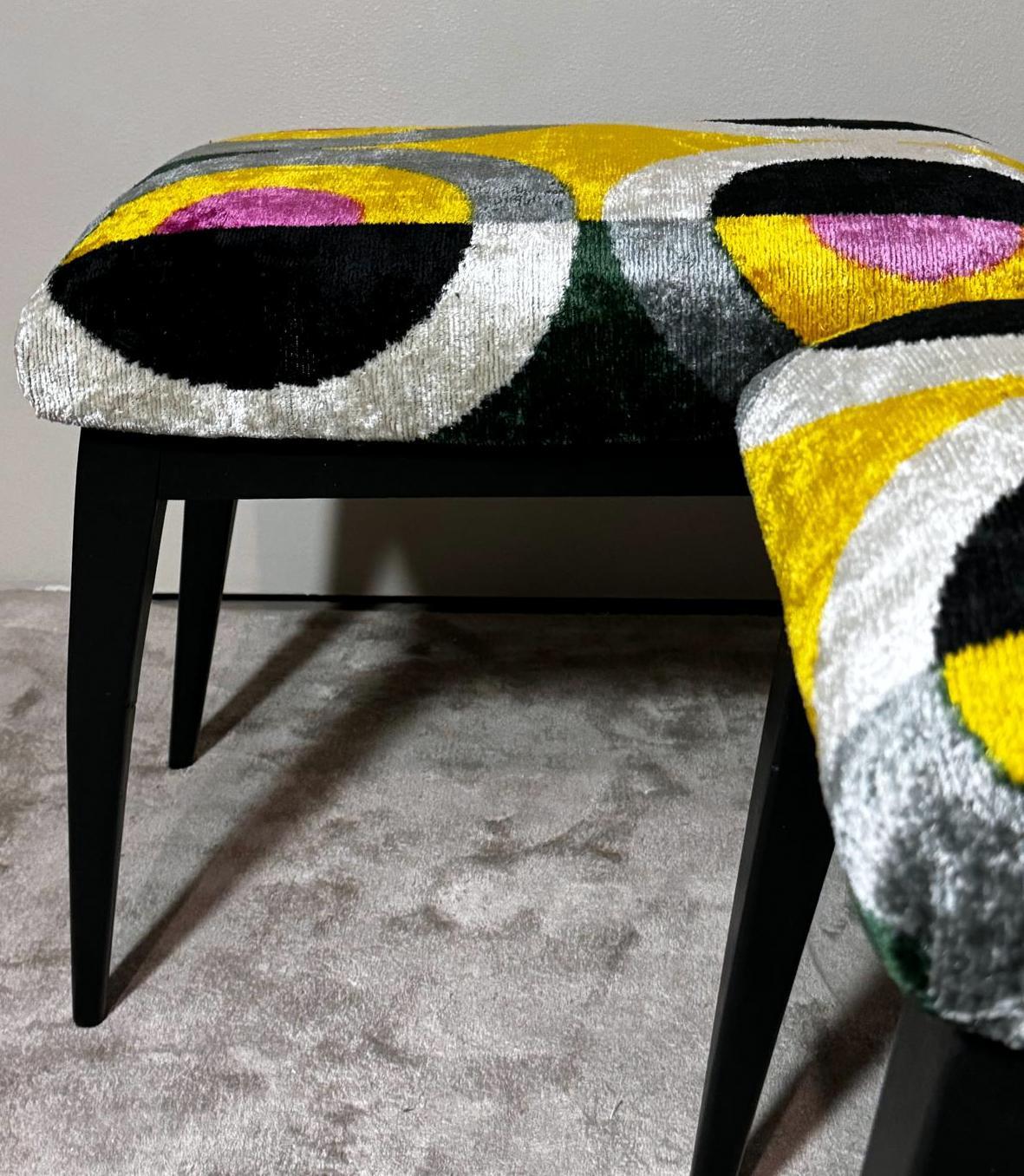 Mid Century Paar italienische Holz und Seide Samt Ikat Bänke im Angebot 5