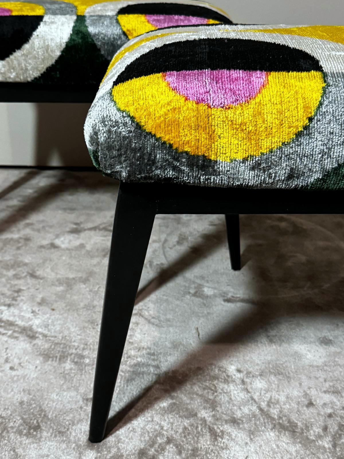 Mid Century Paar italienische Holz und Seide Samt Ikat Bänke im Angebot 6