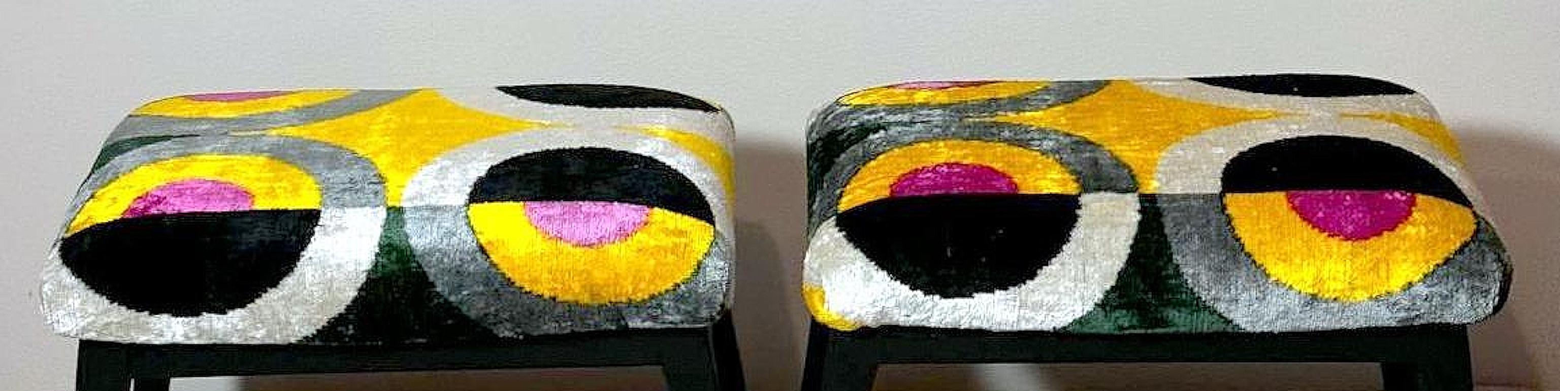 Mid Century Paar italienische Holz und Seide Samt Ikat Bänke im Angebot 8