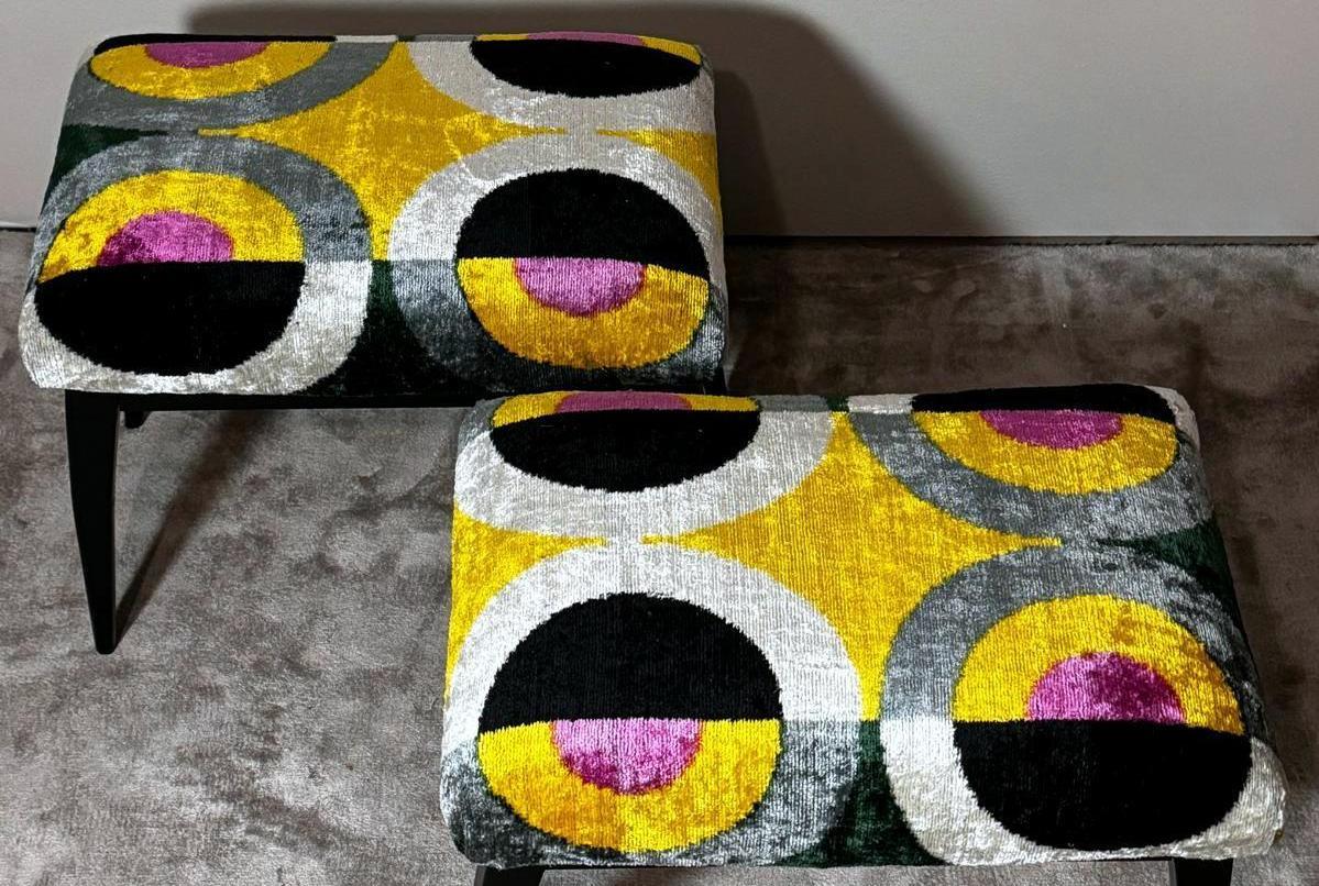 Mid Century Paar italienische Holz und Seide Samt Ikat Bänke im Angebot 10