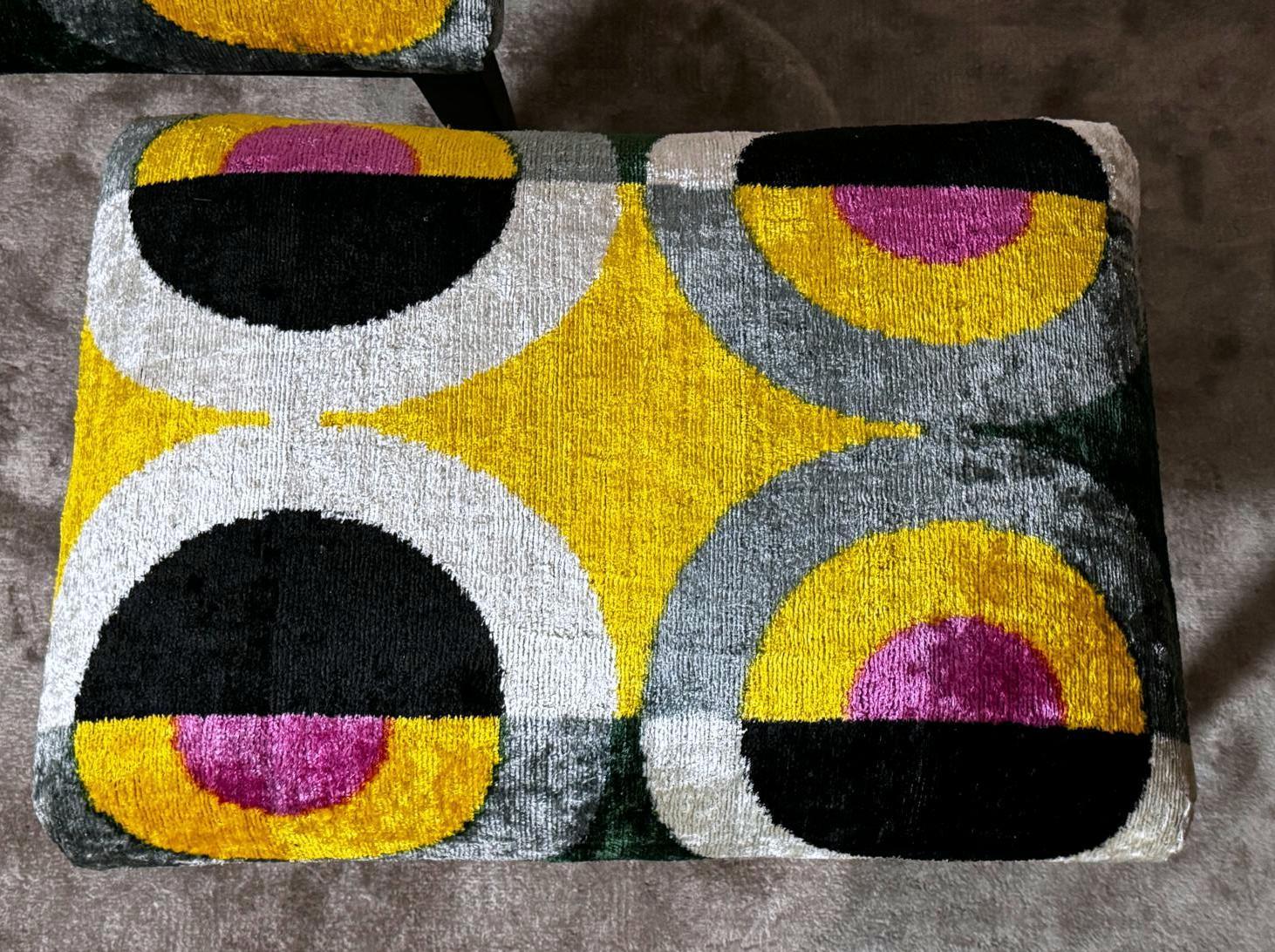 Mid Century Paar italienische Holz und Seide Samt Ikat Bänke im Angebot 11