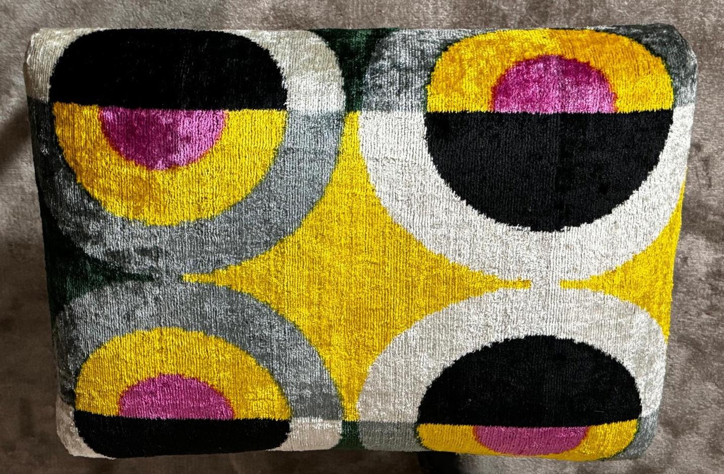 Mid Century Paar italienische Holz und Seide Samt Ikat Bänke im Angebot 12