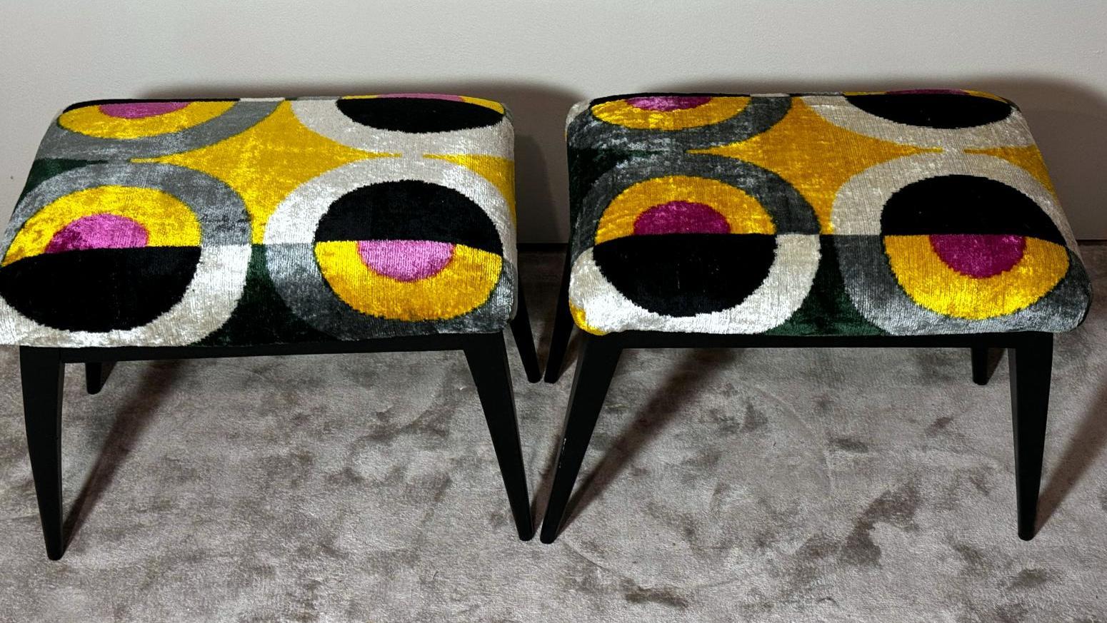 Mid Century Paar italienische Holz und Seide Samt Ikat Bänke (Moderne der Mitte des Jahrhunderts) im Angebot