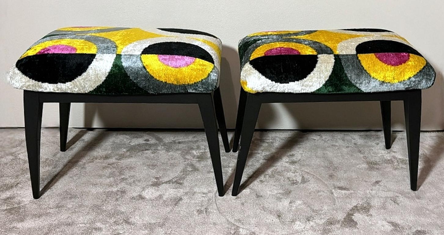 Mid Century Paar italienische Holz und Seide Samt Ikat Bänke (Italienisch) im Angebot