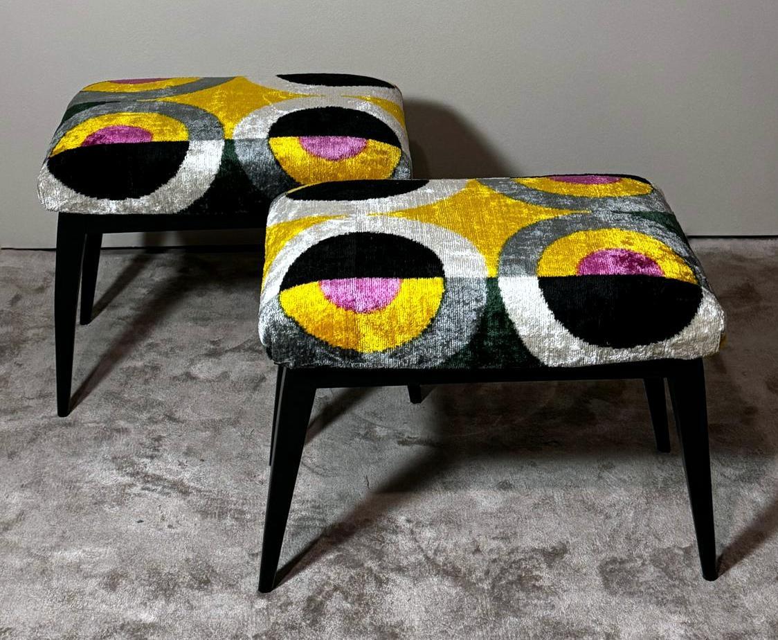 Mid Century Paar italienische Holz und Seide Samt Ikat Bänke im Zustand „Gut“ im Angebot in Prato, Tuscany