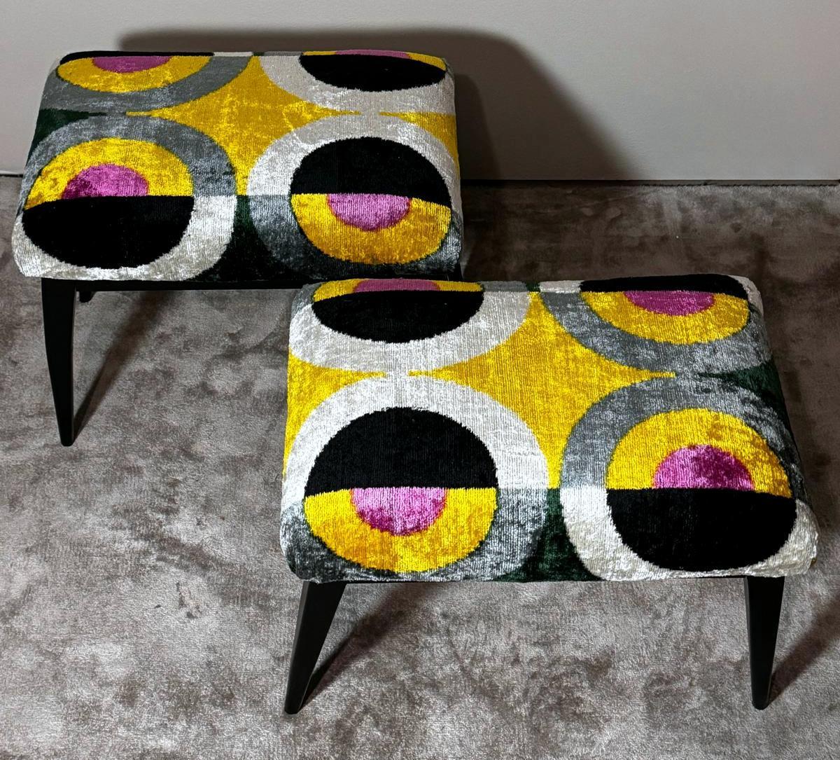 Mid Century Paar italienische Holz und Seide Samt Ikat Bänke (20. Jahrhundert) im Angebot