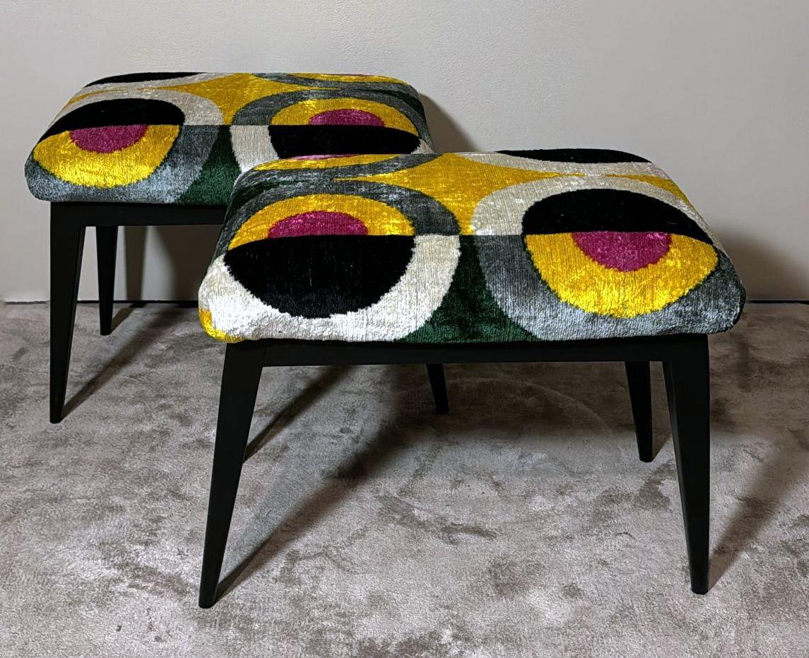 Mid Century Paar italienische Holz und Seide Samt Ikat Bänke im Angebot 1