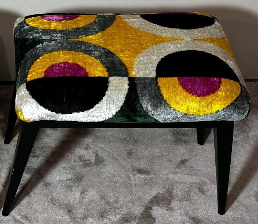 Mid Century Paar italienische Holz und Seide Samt Ikat Bänke im Angebot 3