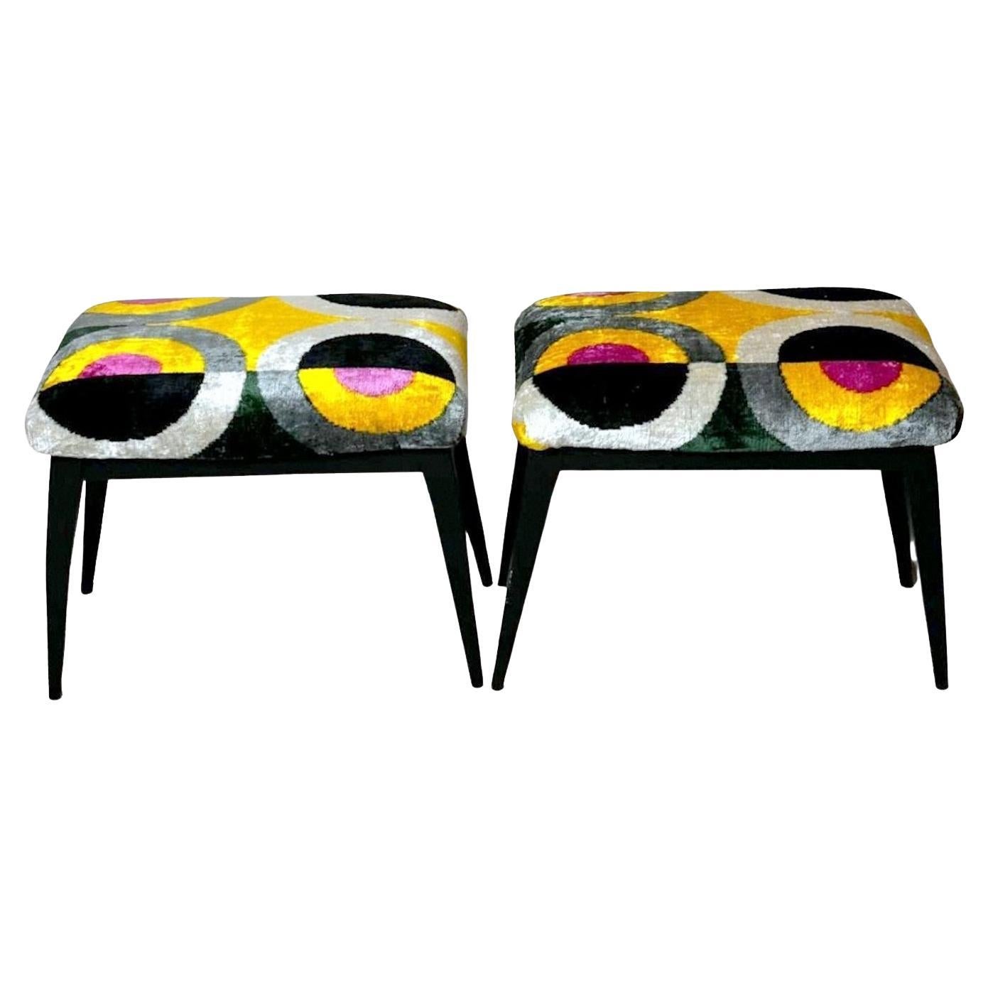 Mid Century Paar italienische Holz und Seide Samt Ikat Bänke im Angebot