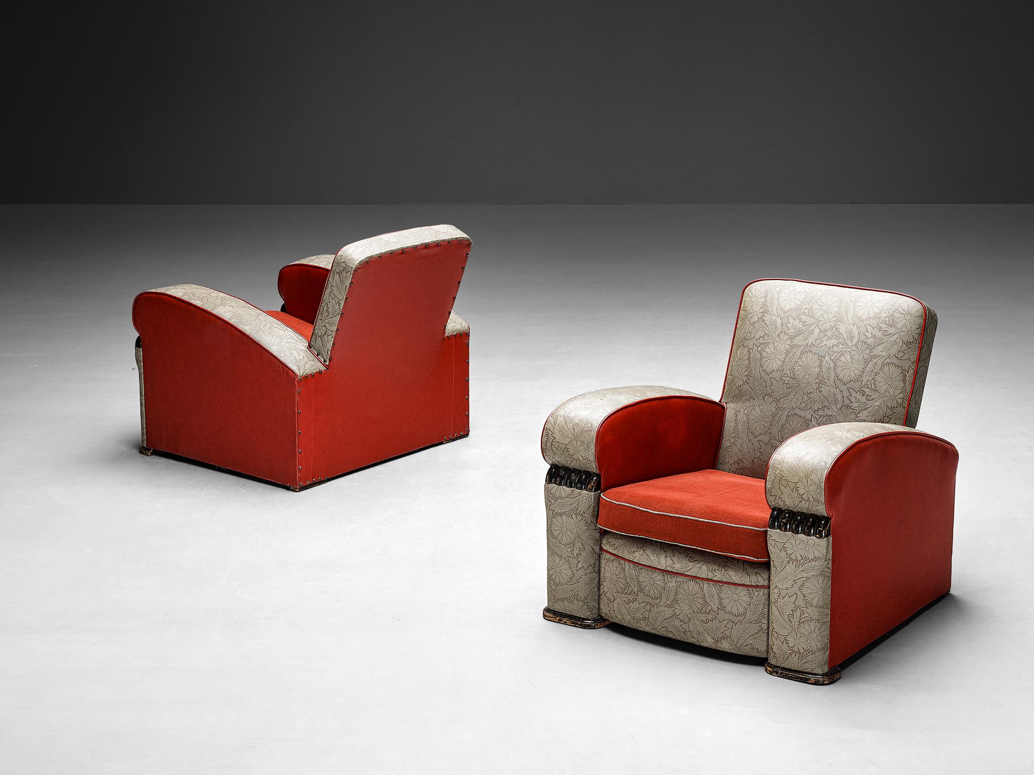 Paire de fauteuils, faux cuir, tissu, bois teinté, laiton, Europe, années 1930

Ces fauteuils datant des années 1930 reprennent les traits stylistiques du style Art déco. Avec ses formes imposantes, ce design mérite une place de choix dans un