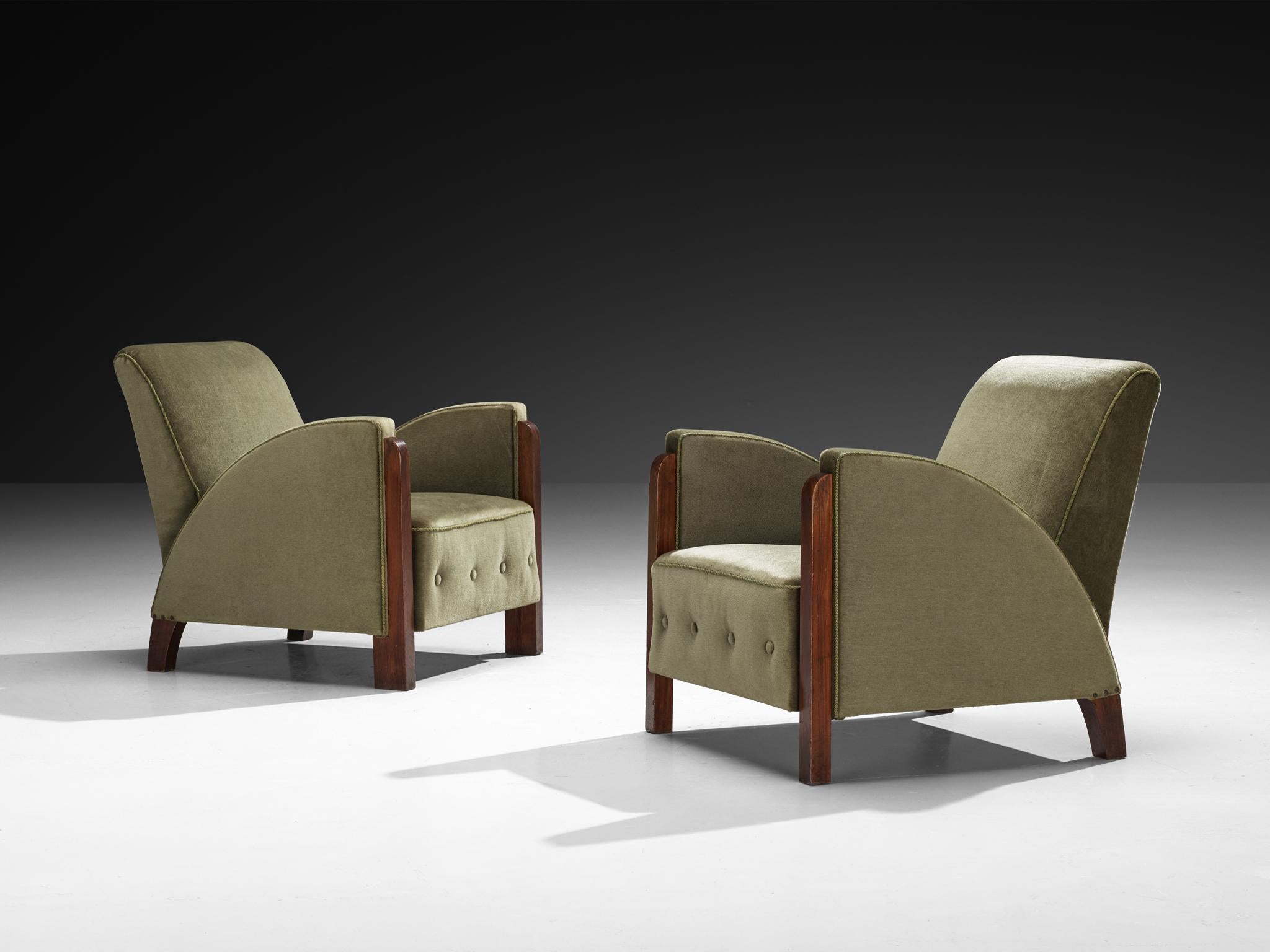 Pareja de sillones, terciopelo, madera, Europa, años 40

El rasgo definitorio de estos sillones Art Decó de los años 40 son sus paneles laterales audazmente arqueados, que ascienden en una graciosa curva convexa y terminan justo debajo del respaldo