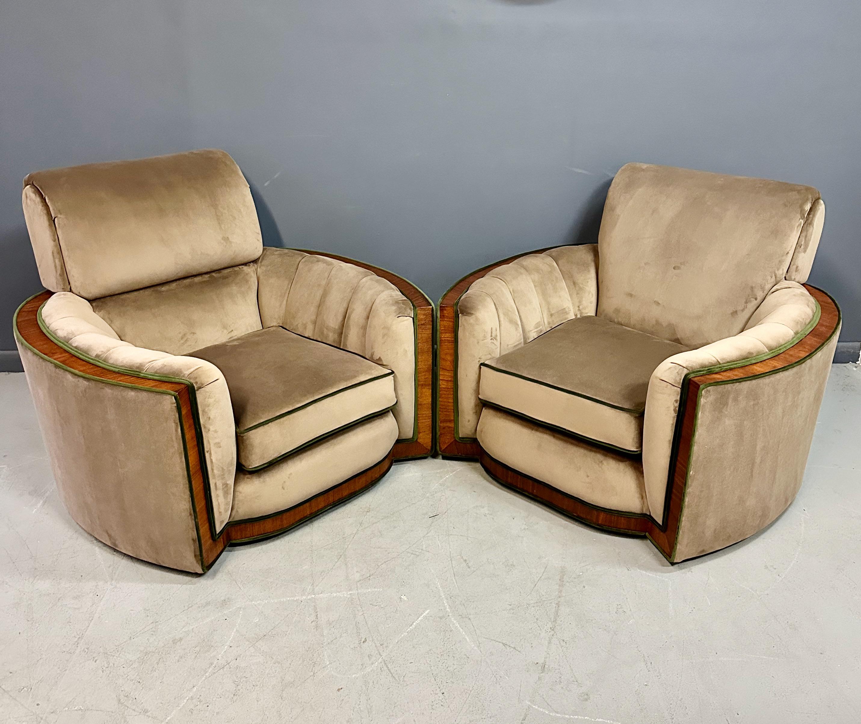 Fabriquées dans le style Art déco, ces chaises longues Tank sont l'incarnation du luxe. Rembourrées en velours moka, avec des bordures contrastées et une magnifique incrustation en noyer, ces chaises offrent à la fois confort et sophistication.