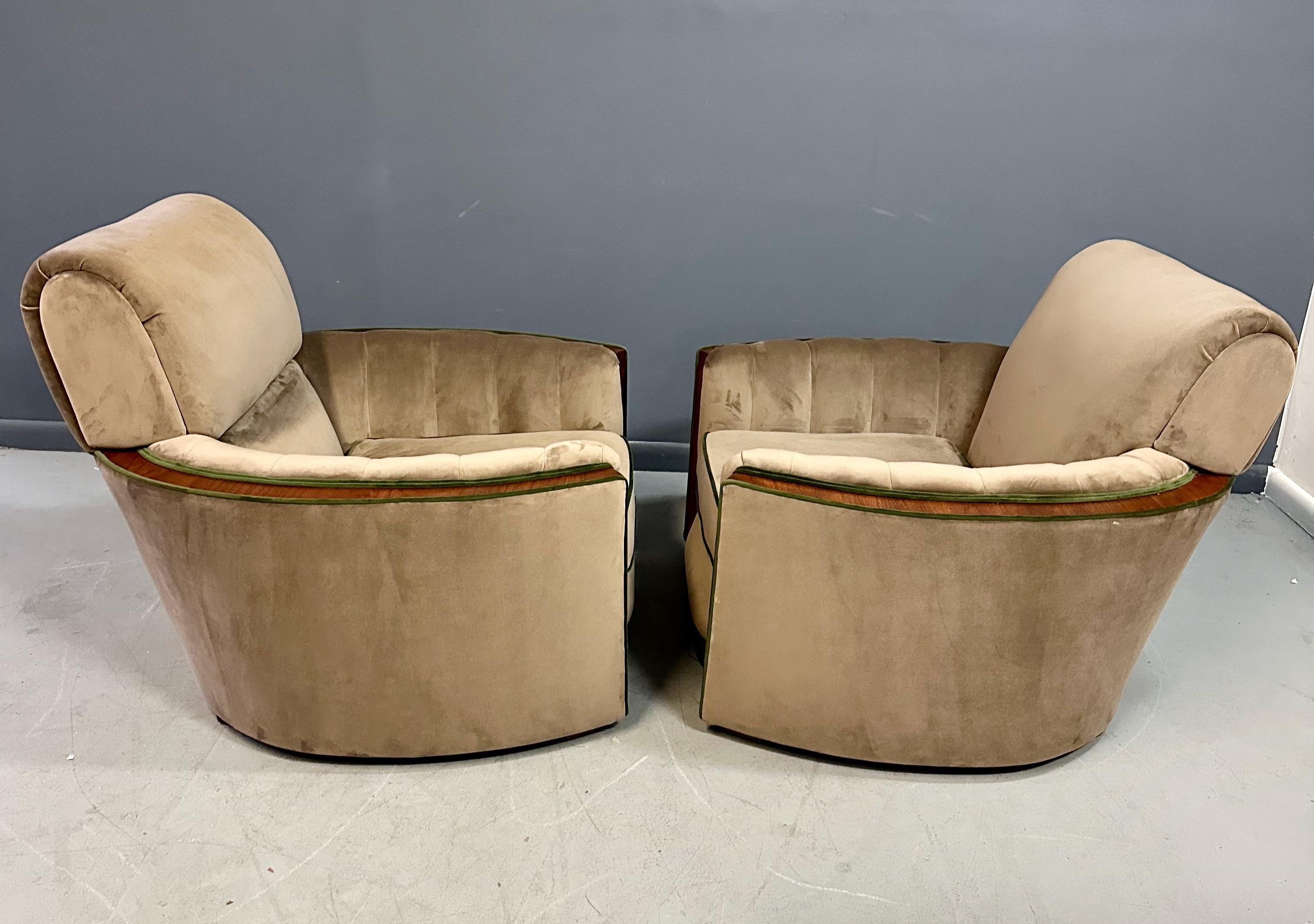 Nord-américain Paire de luxueuses chaises longues en velours moka avec incrustation de noyer, de style Art Déco en vente