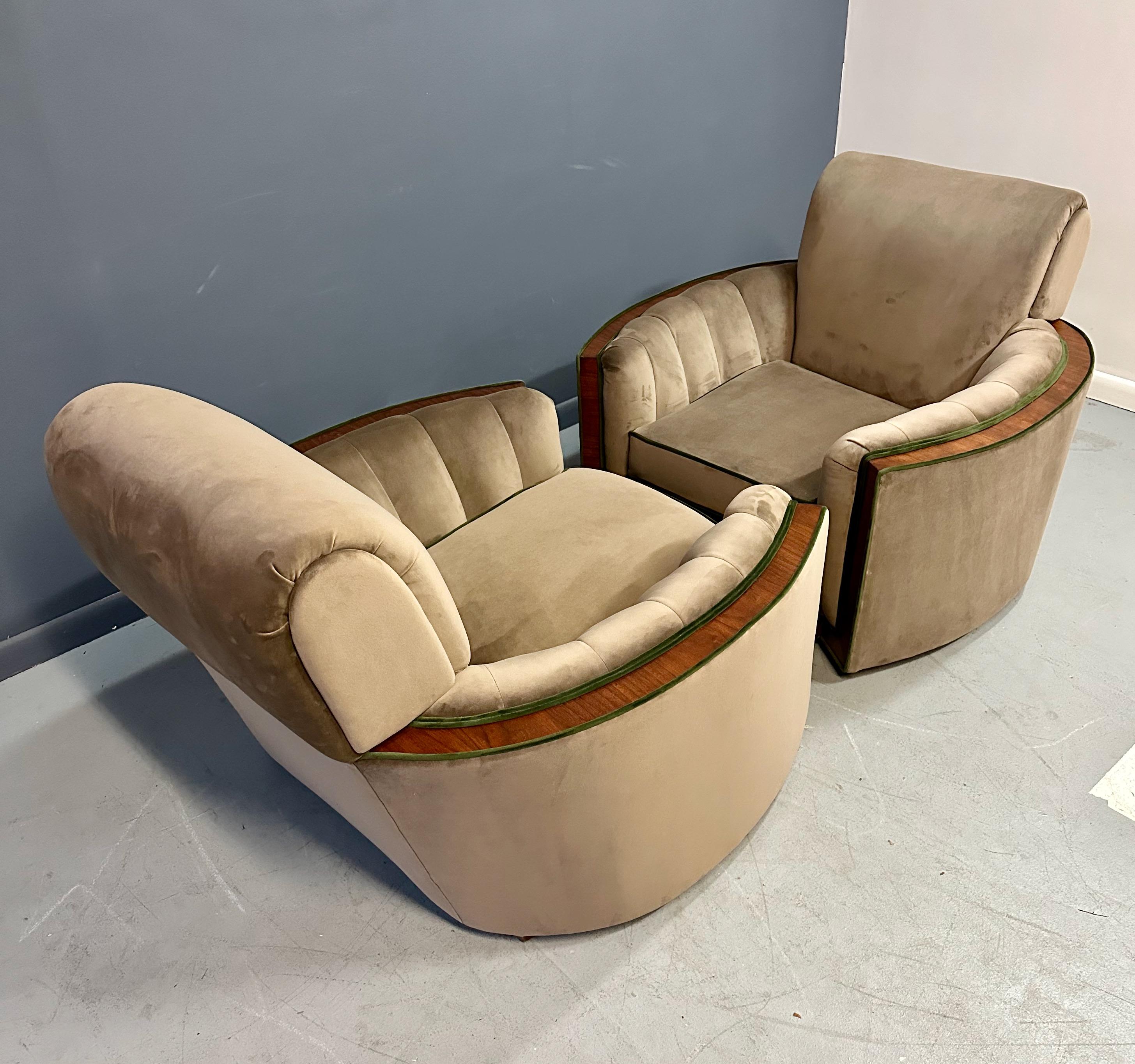 Paire de luxueuses chaises longues en velours moka avec incrustation de noyer, de style Art Déco Bon état - En vente à Philadelphia, PA