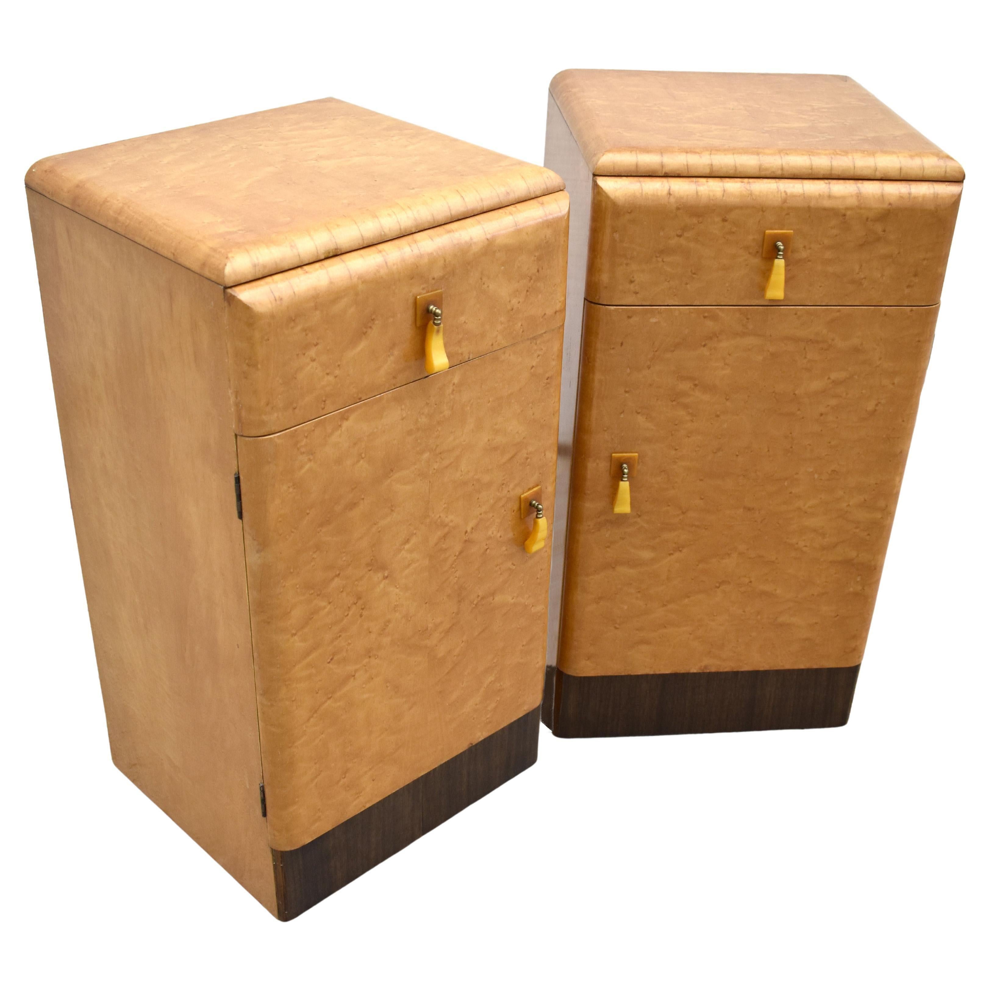 English Art Deco Pair of Matching Bedside Cabinets in Blonde Maple, circa 1930s