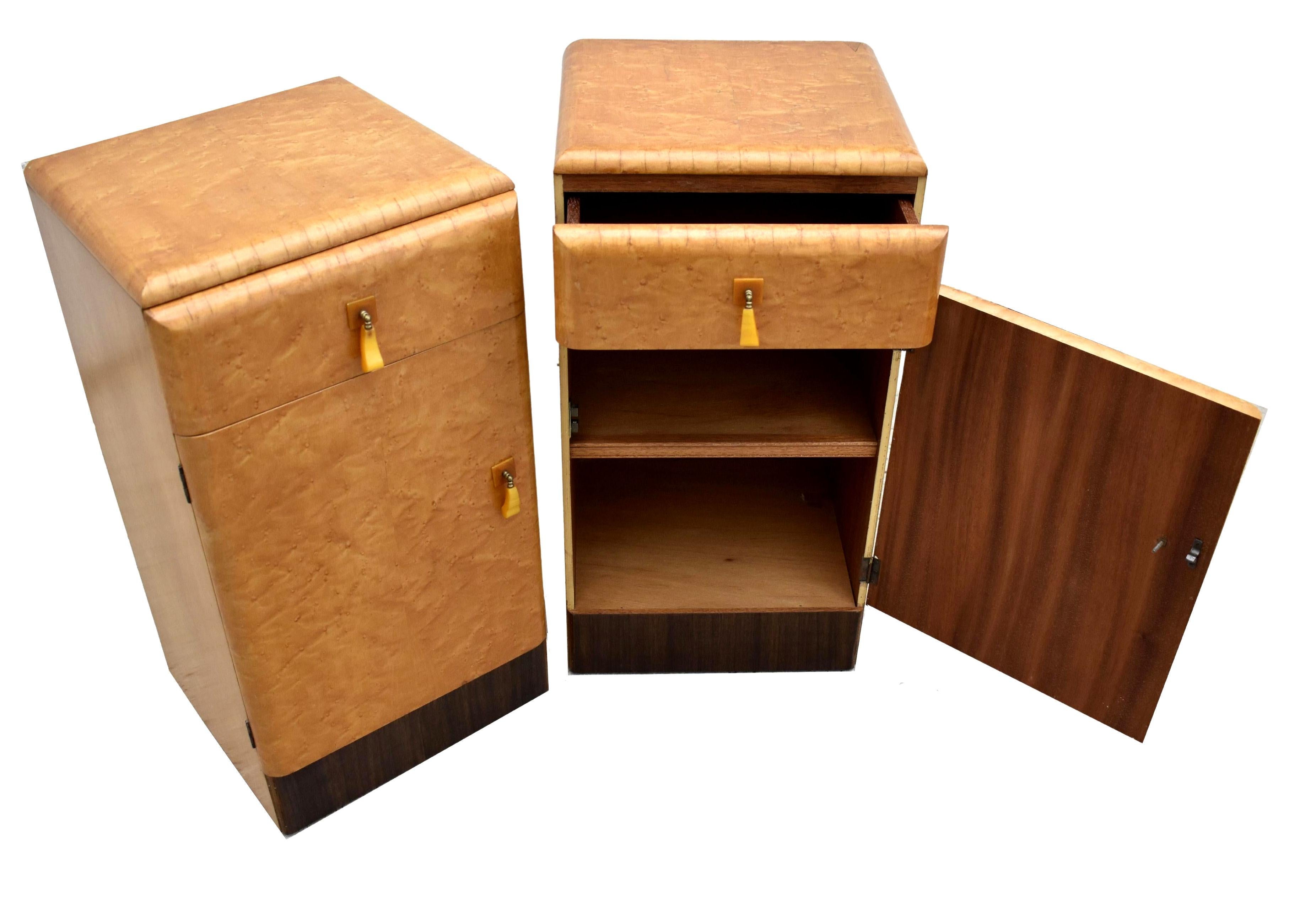 Art Deco Pair of Matching Bedside Cabinets in Blonde Maple, circa 1930s In Good Condition In Devon, England