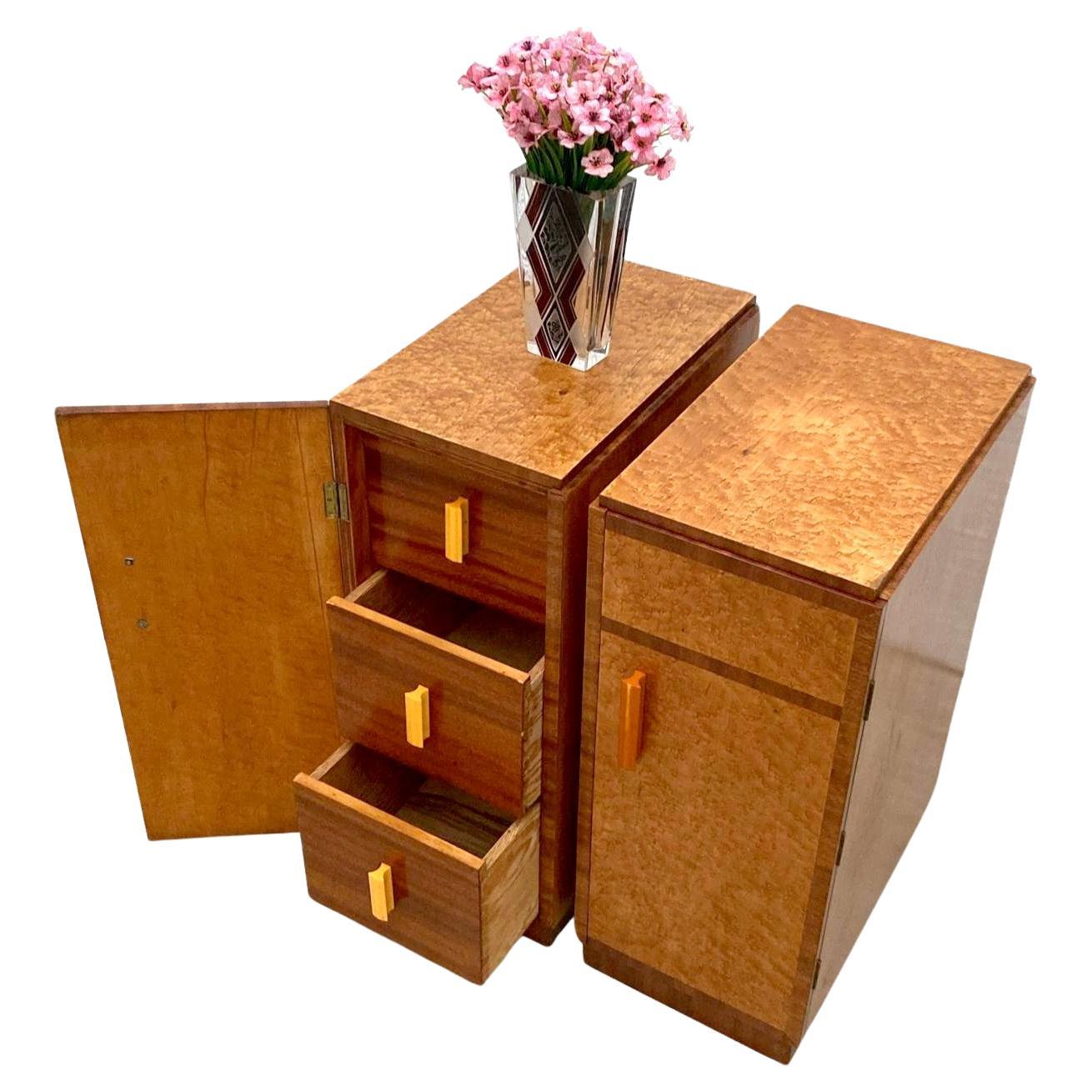 Art Deco Pair of Matching Bedside Cabinets in Blonde Maple, circa 1930s in vendita 3