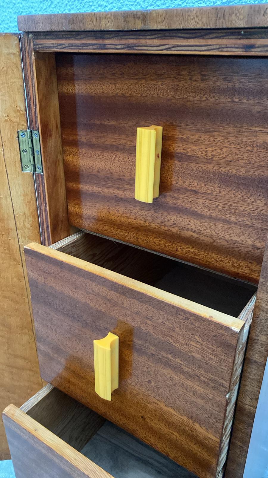 Art Deco Pair of Matching Bedside Cabinets in Blonde Maple, circa 1930s in vendita 7