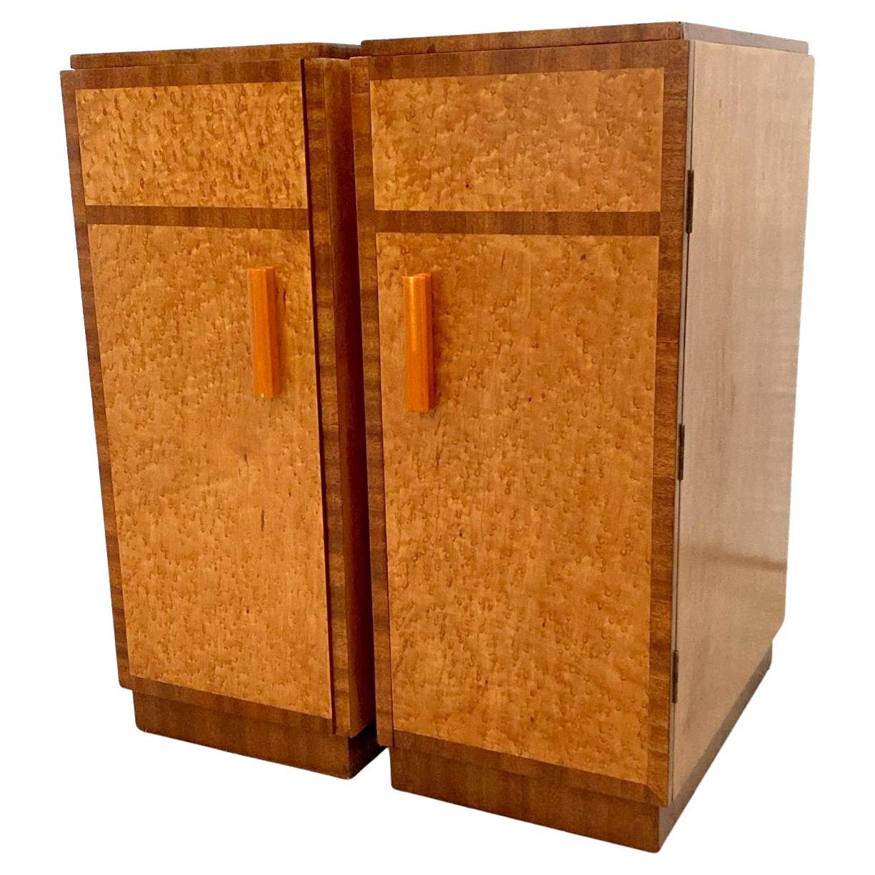 Art Déco Art Deco Pair of Matching Bedside Cabinets in Blonde Maple, circa 1930s in vendita