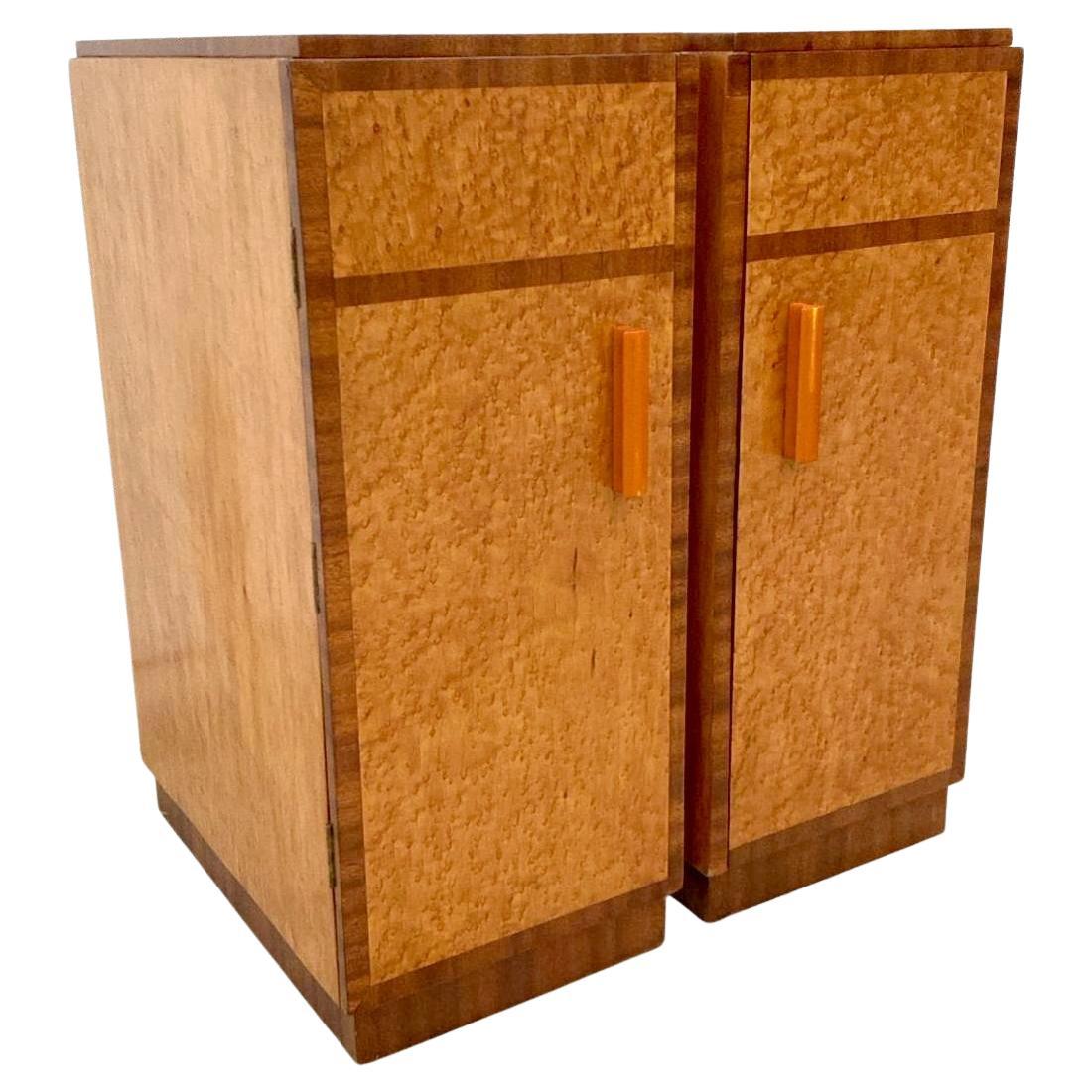 Inglese Art Deco Pair of Matching Bedside Cabinets in Blonde Maple, circa 1930s in vendita