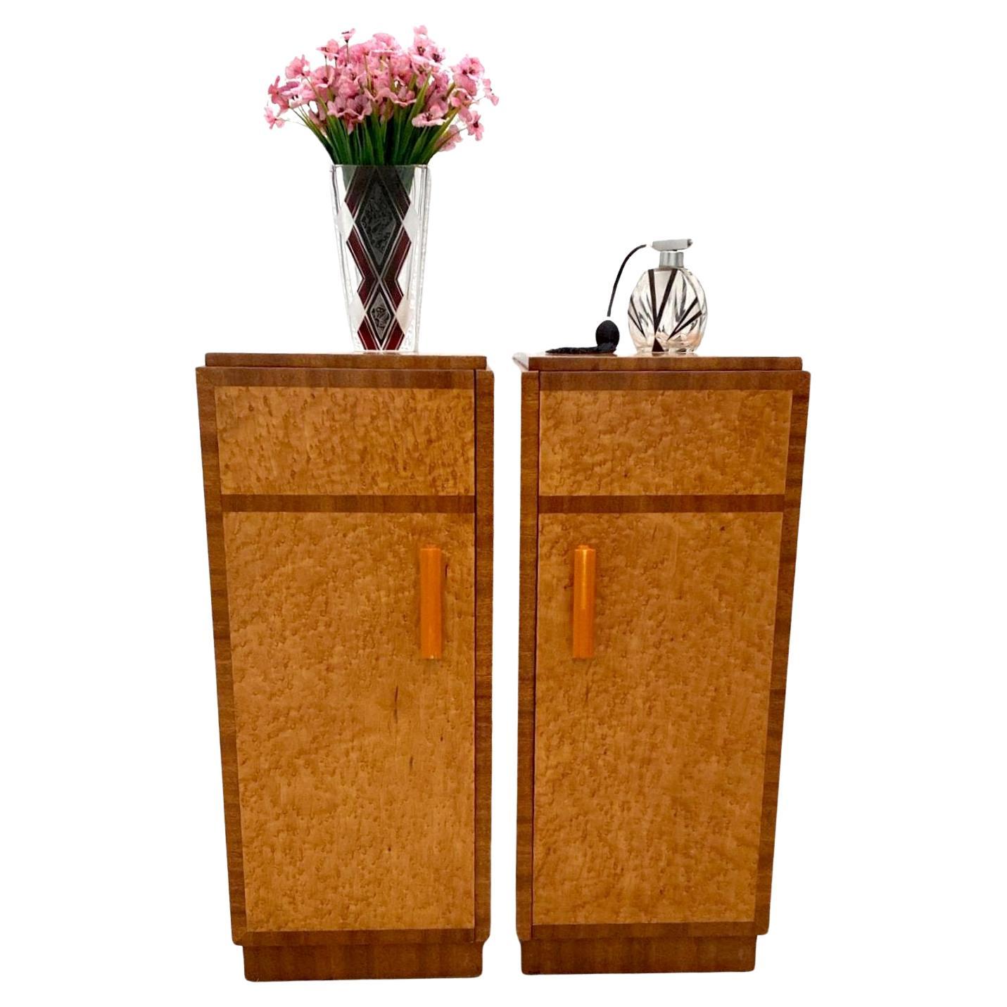 Art Deco Pair of Matching Bedside Cabinets in Blonde Maple, circa 1930s In condizioni buone in vendita a Devon, England
