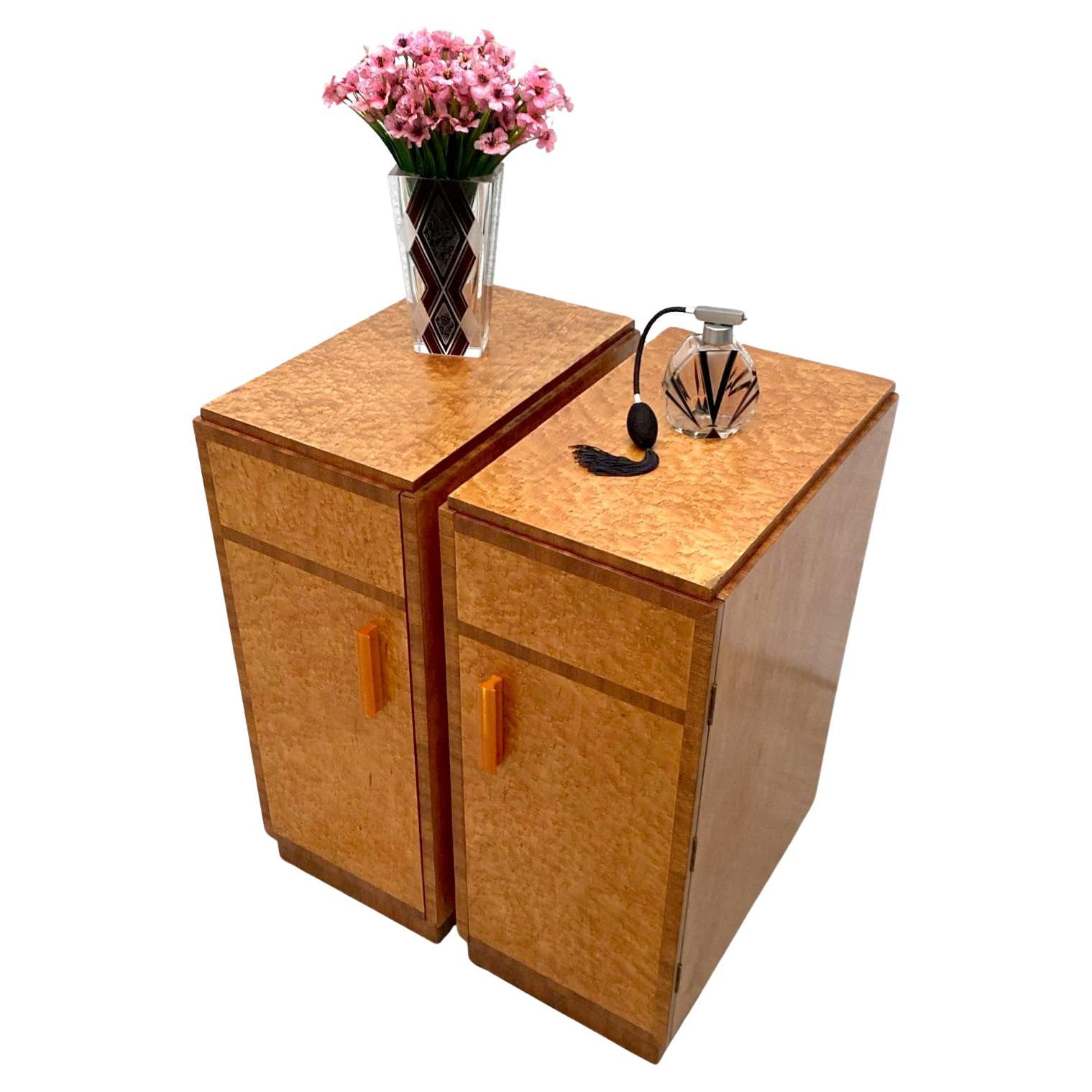 XX secolo Art Deco Pair of Matching Bedside Cabinets in Blonde Maple, circa 1930s in vendita