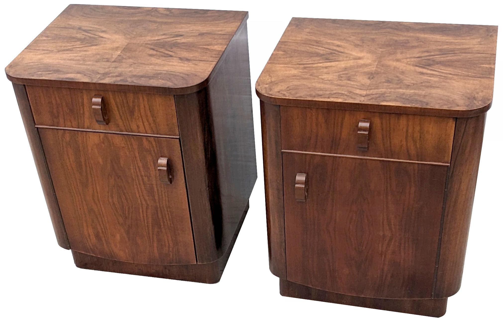 Art Deco Pair of Matching Bedside Cabinets, Walnut, c1930 In Good Condition For Sale In Devon, England
