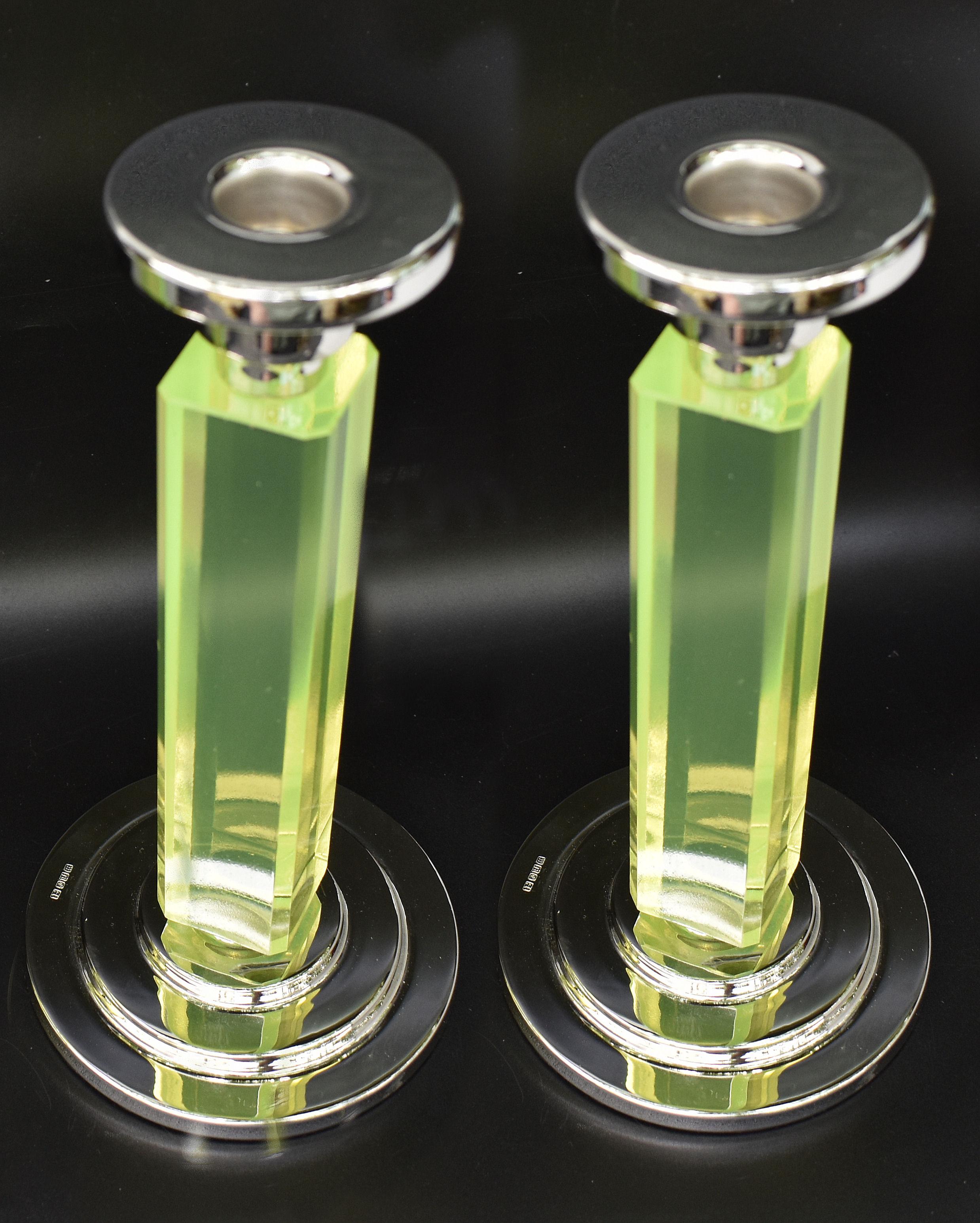 Paar passende Art-Déco-Kerzenständer aus Nickel-Silber und Uraniumglas, um 1930 (Art déco) im Angebot